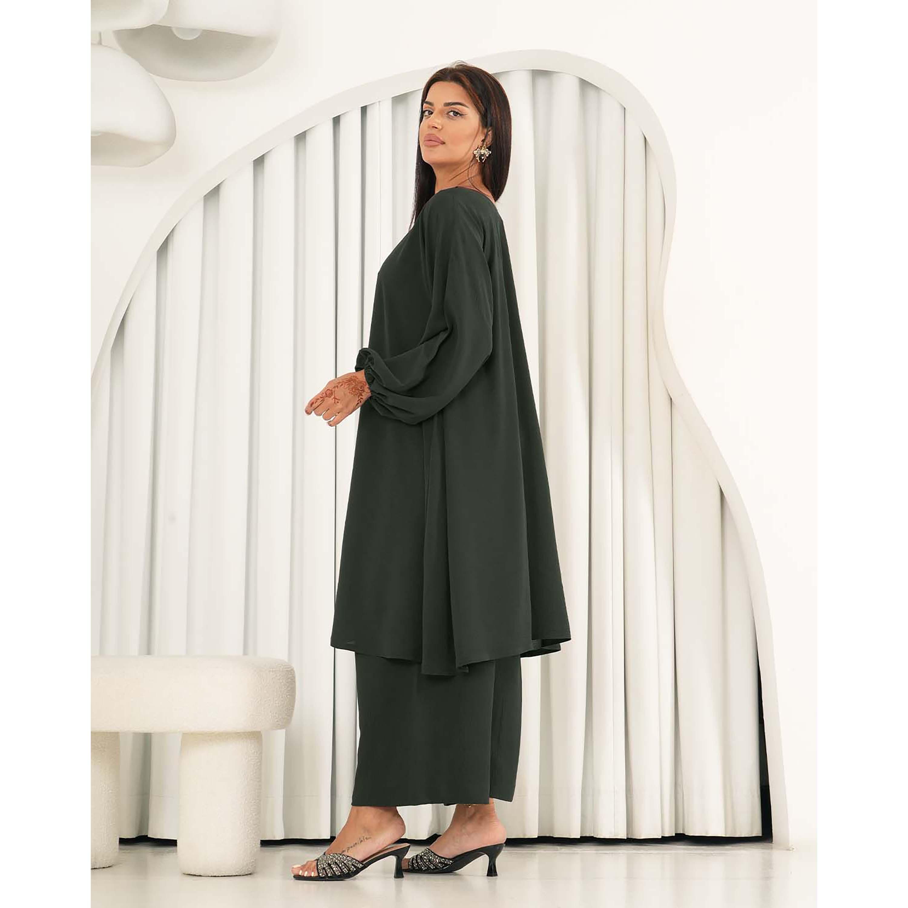 طقم نسائي من قطعتين من الكريب نيدا بأكمام منفوخة ورقبة قارب من نخبة-women-arabicclothing-abayainner-image-3