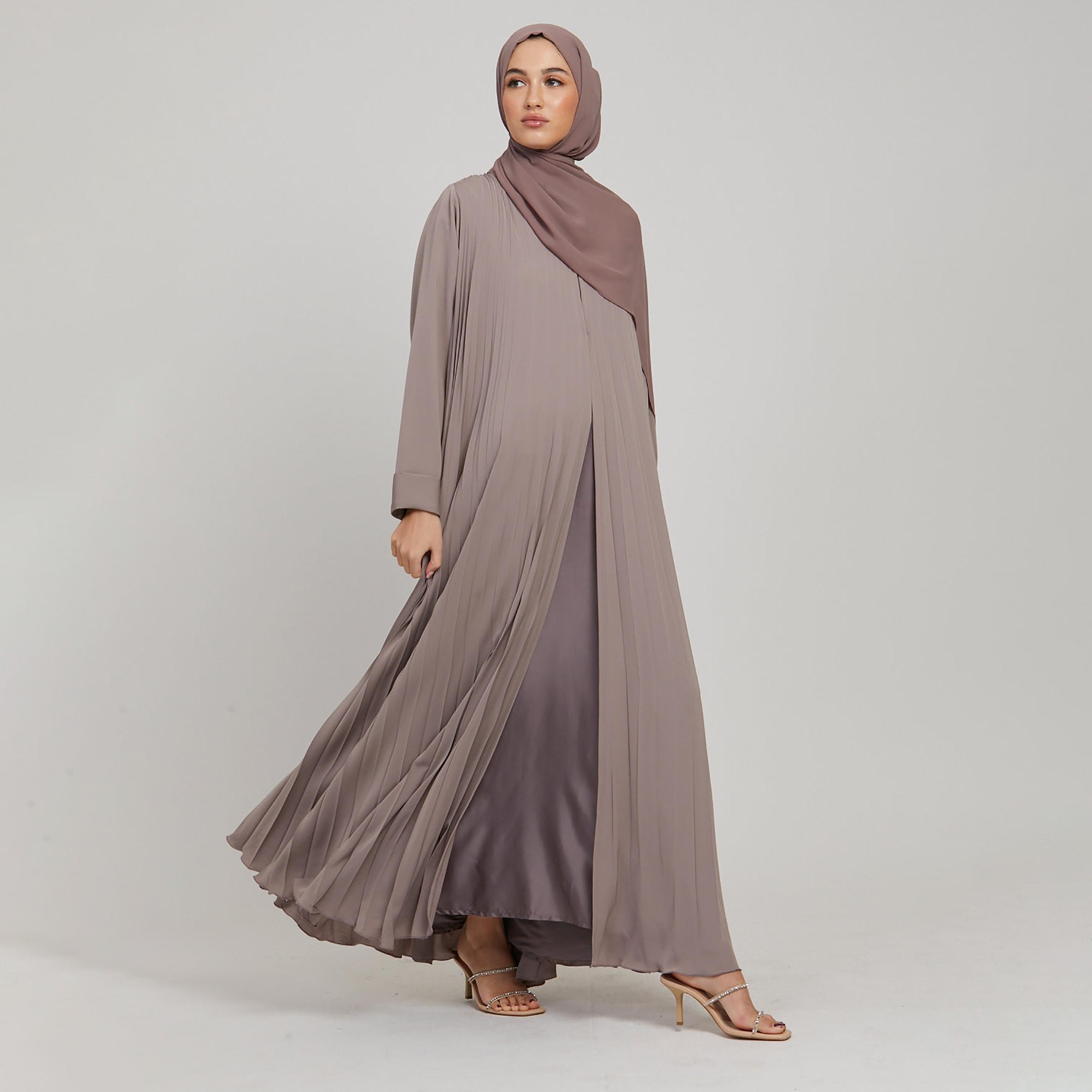 عباية نسائية مطوية بأكمام كفة مع حجاب من نخبه باللون الرمادي-women-arabicclothing-abayas-image-2