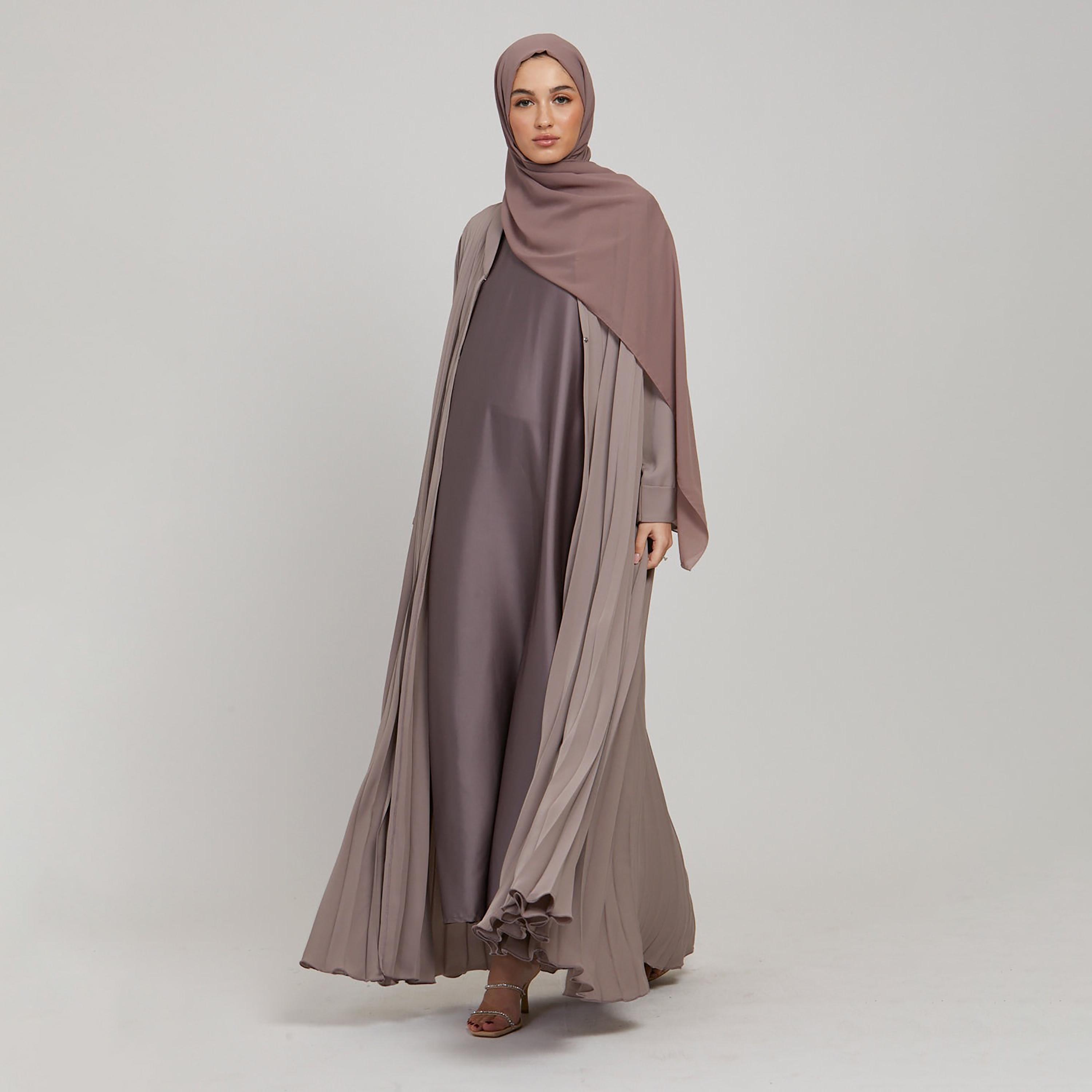 عباية نسائية مطوية بأكمام كفة مع حجاب من نخبه باللون الرمادي-women-arabicclothing-abayas-image-3