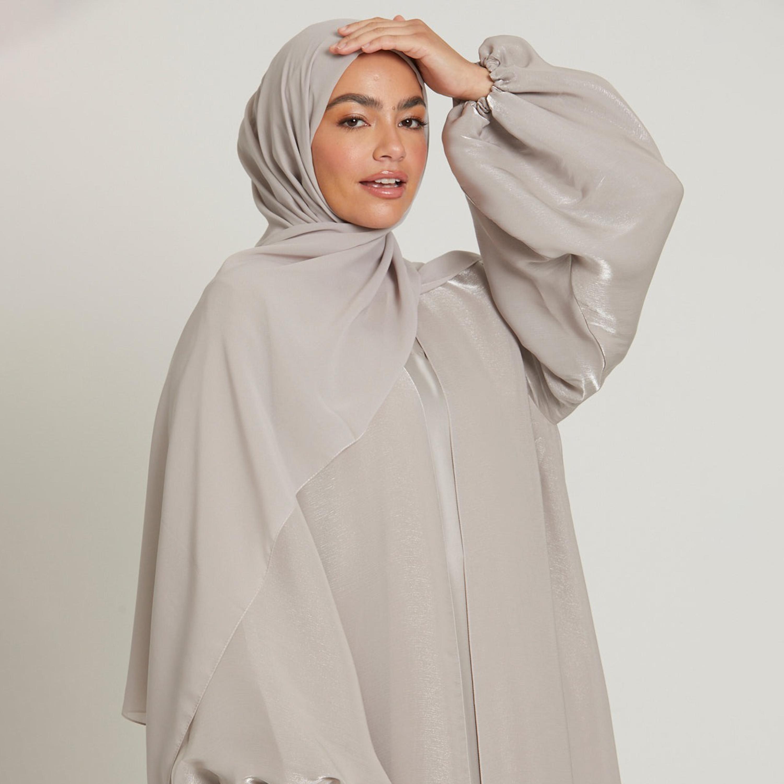 عباية نسائية ذات ساتان بأكمام بالون مع حجاب من نخبه باللون الرمادي-women-arabicclothing-abayas-image-2