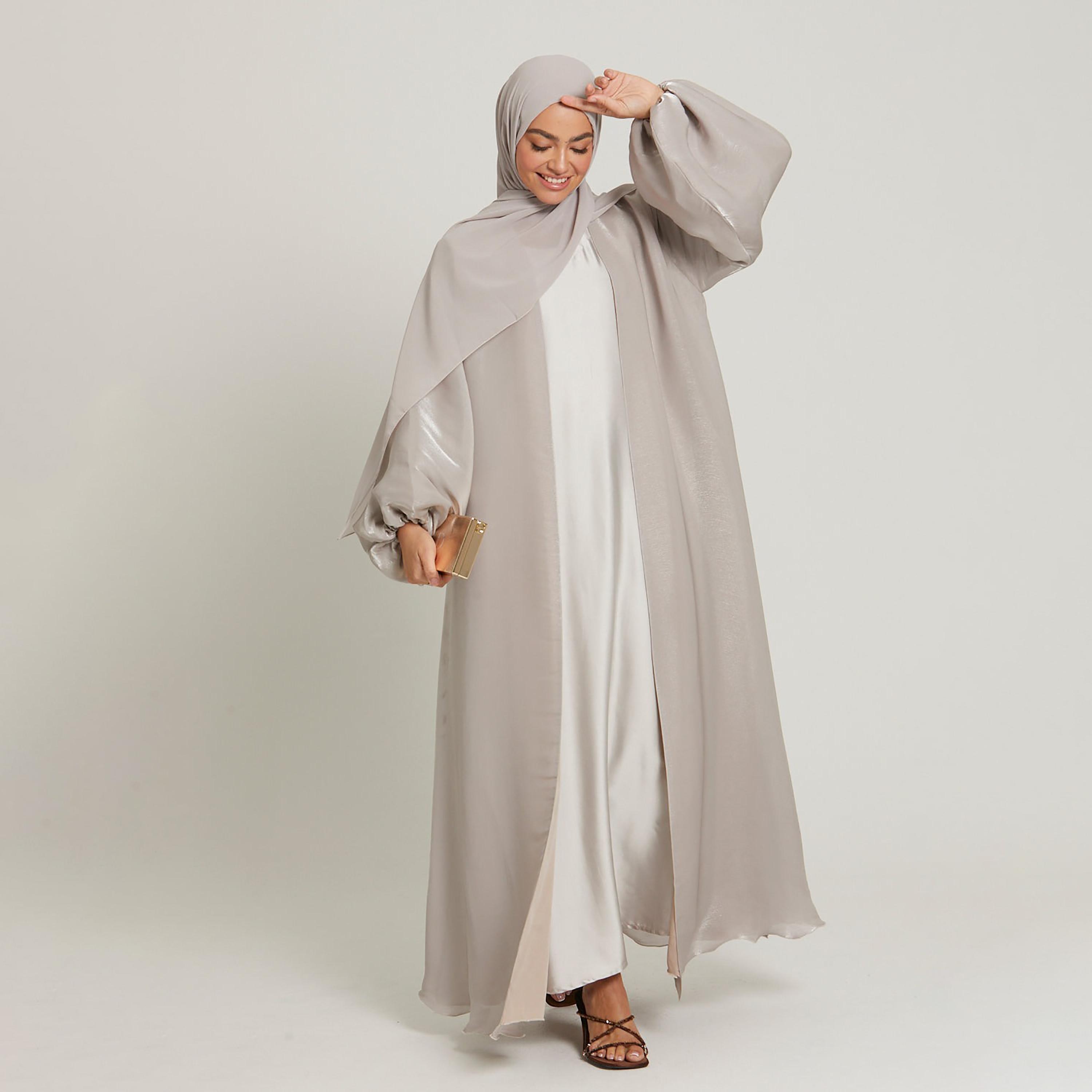عباية نسائية ذات ساتان بأكمام بالون مع حجاب من نخبه باللون الرمادي-women-arabicclothing-abayas-image-4
