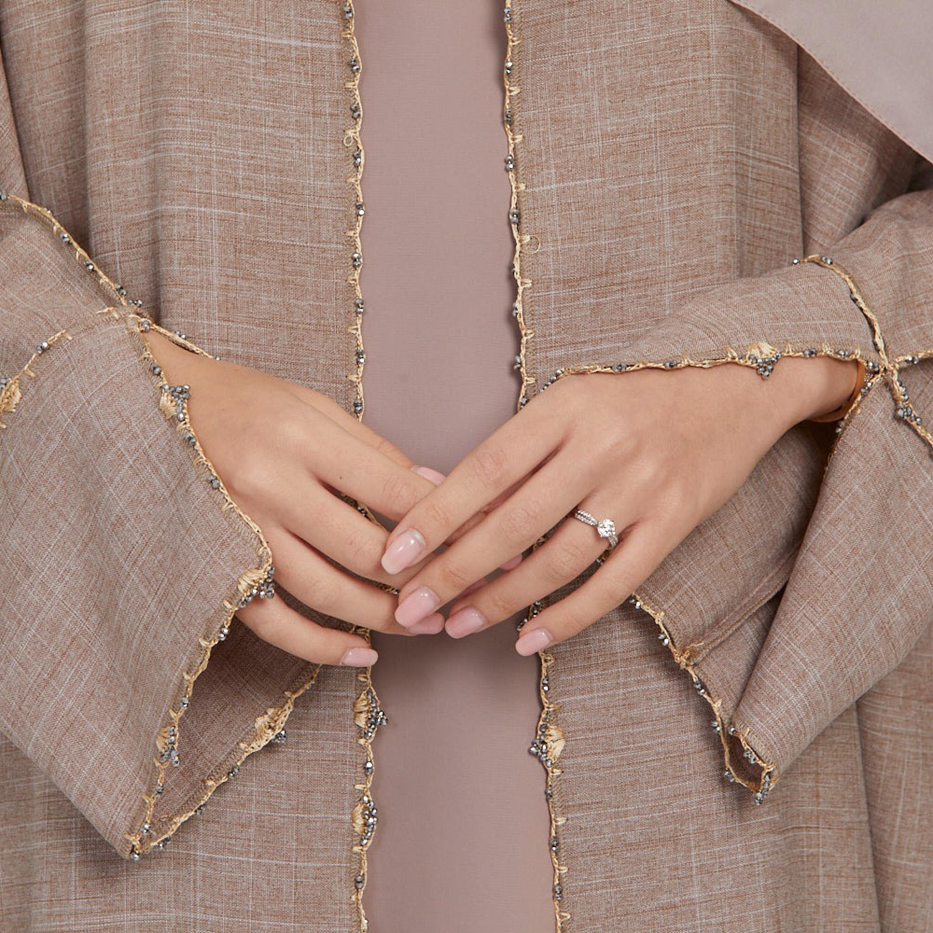 عباية نسائية من الكتان مطرزة بالخرز بأكمام كفة وفتحة على شكل فى من النخبة باللون البيج مع حجاب-women-arabicclothing-abayas-image-2