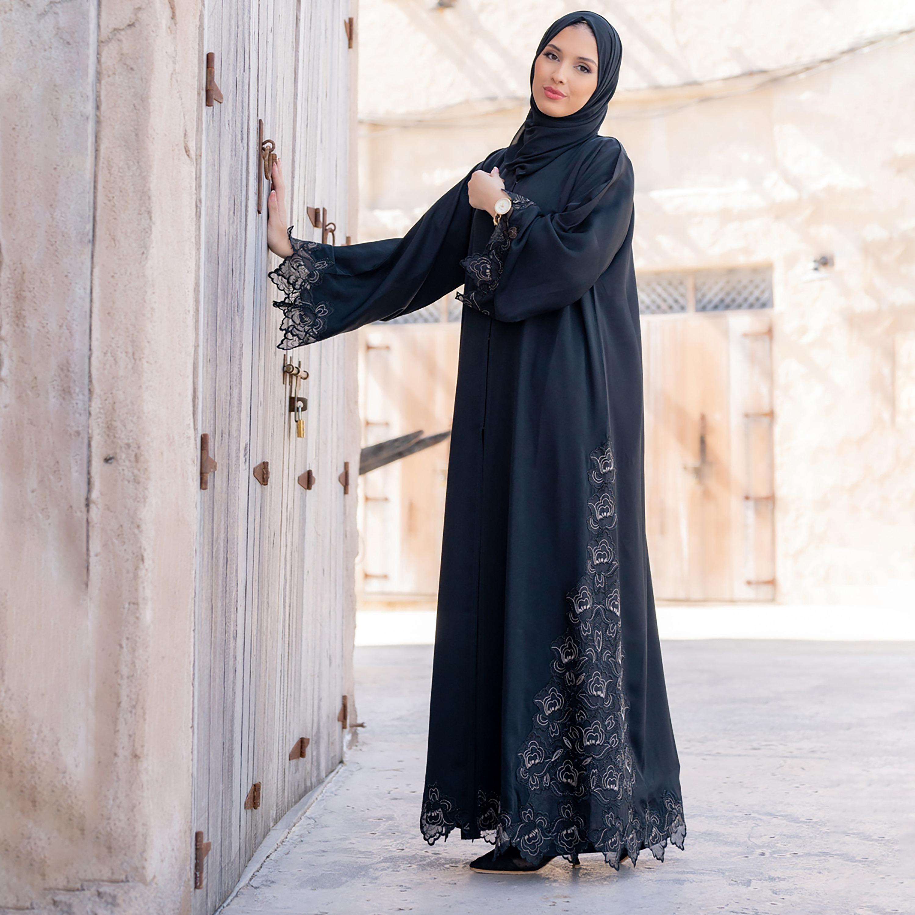 uae ladies dress The Zay Initiative:Colour in UAE Dress