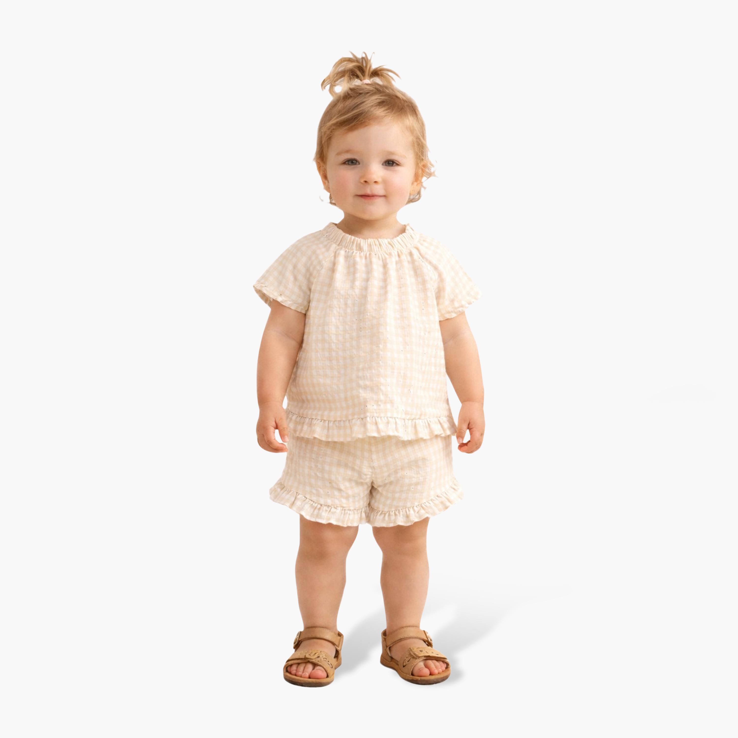 طقم بلوزة محبوك بتصميم "وافل" وتفاصيل كشكشة مع شورت من ديركجي-baby-girls-clothing-setsandcoords-image-1