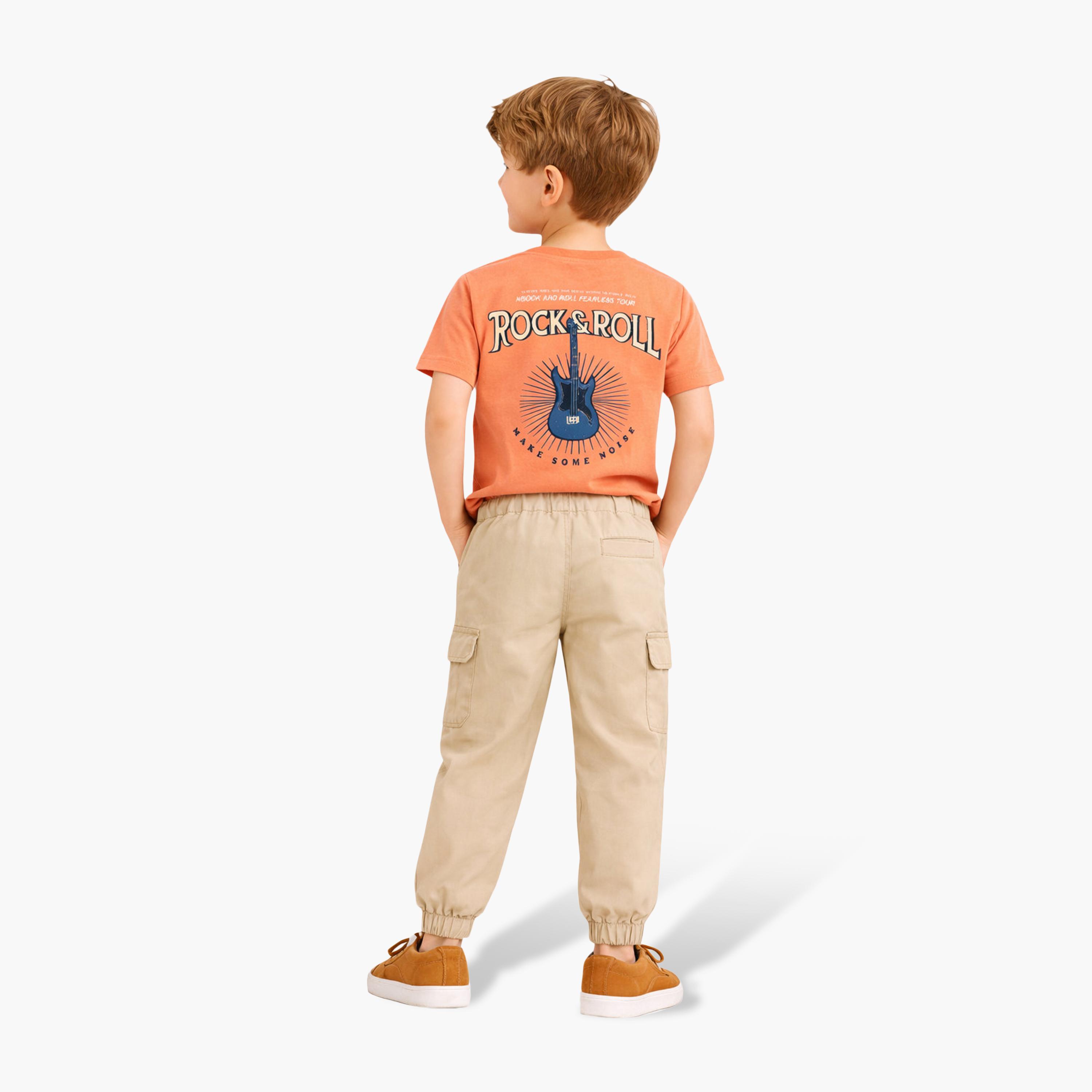 طقم تي شيرت بلون "تيراكوتا" وبنطلون رياضي رملي من ديركجي-boys-clothing-setsandcoords-image-2