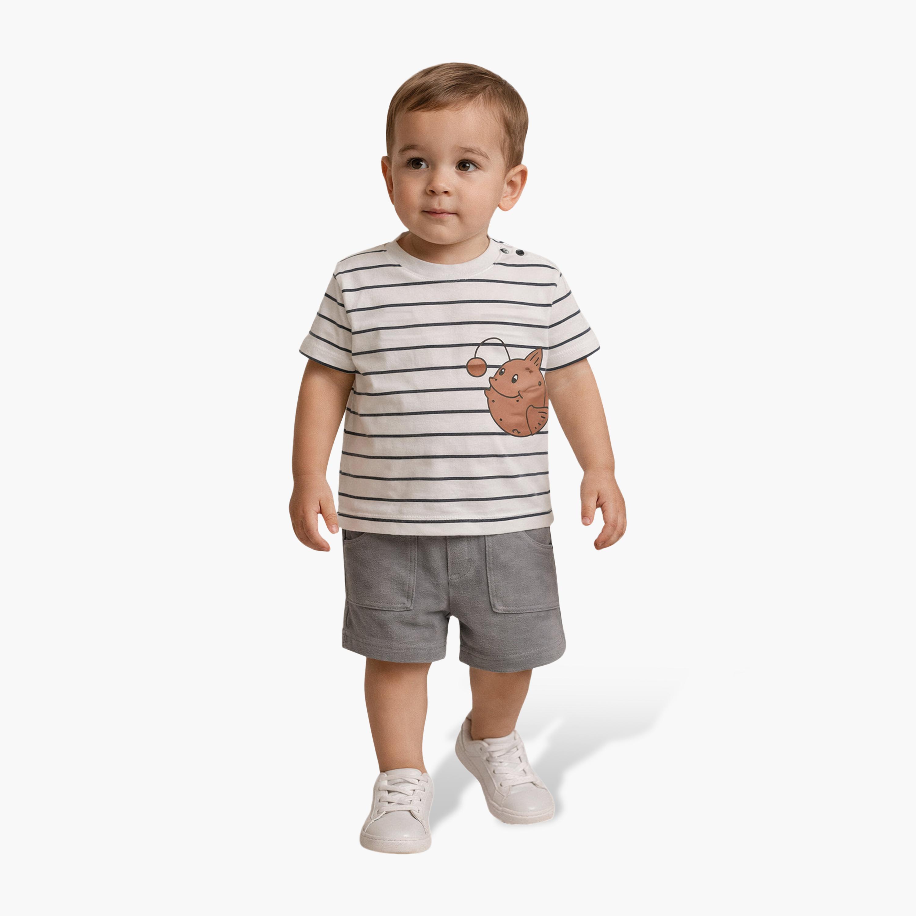 طقم تي شيرت "الصياد الصغير" بطبعة سمكة الصياد وشورت بجيوب من ديركجي-boys-clothing-setsandcoords-image-1