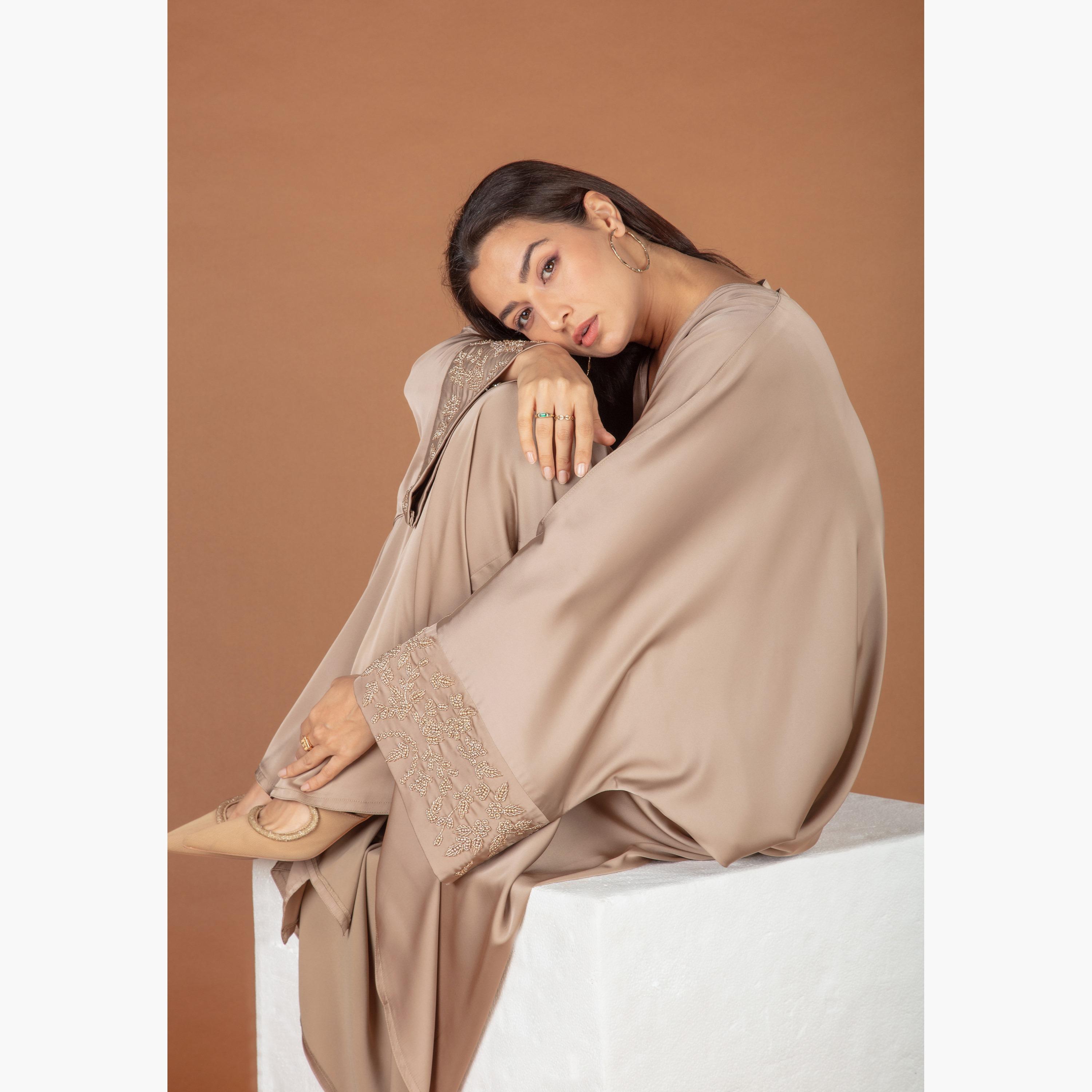 نخبه عباية سادة بأكمام مزينة بالخرز مع الحجاب-women-arabicclothing-abayas-image-3