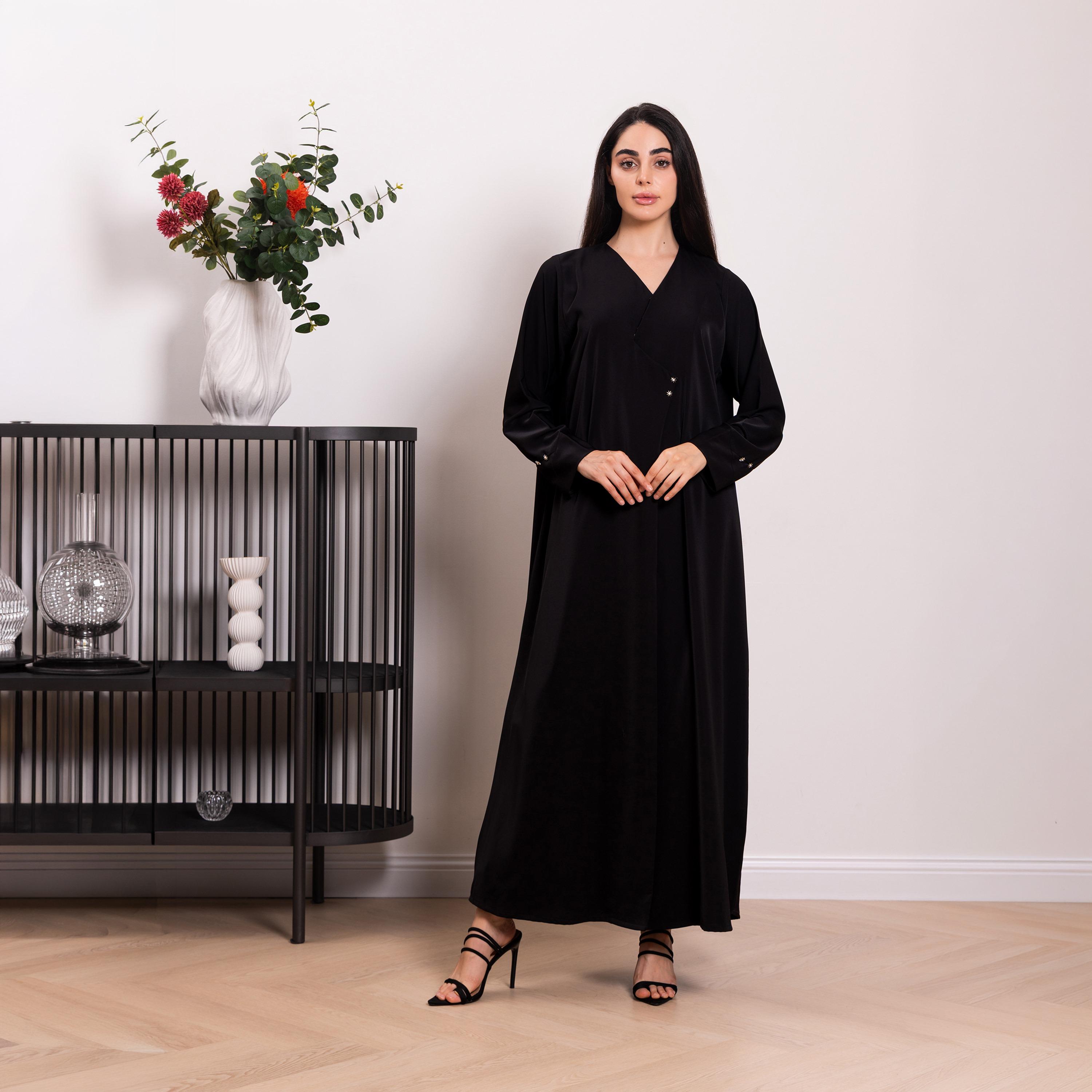 عباية نسائية سوداء، بياقة متداخلة من نيكياس-women-arabicclothing-abayas-image-1