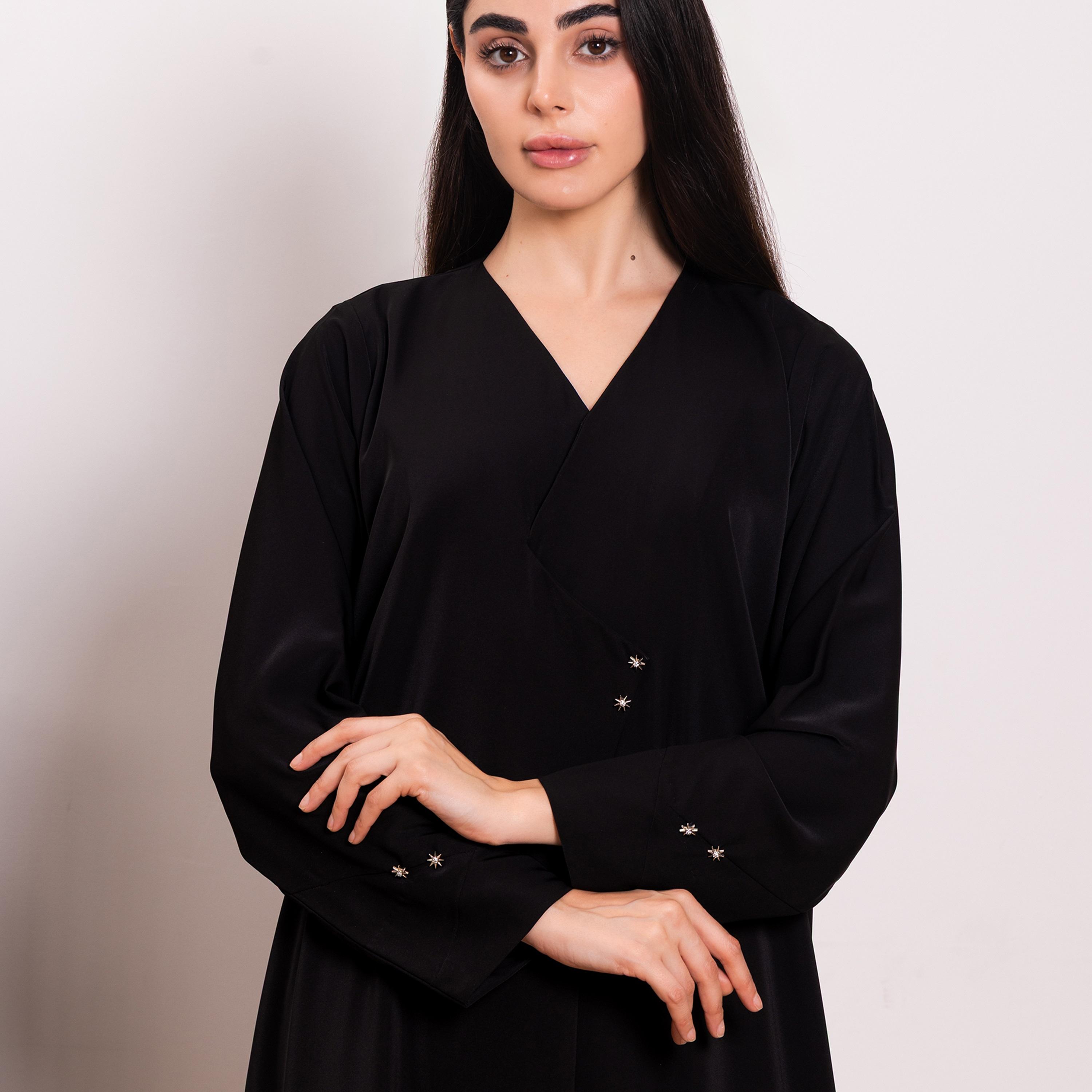 عباية نسائية سوداء، بياقة متداخلة من نيكياس-women-arabicclothing-abayas-image-2