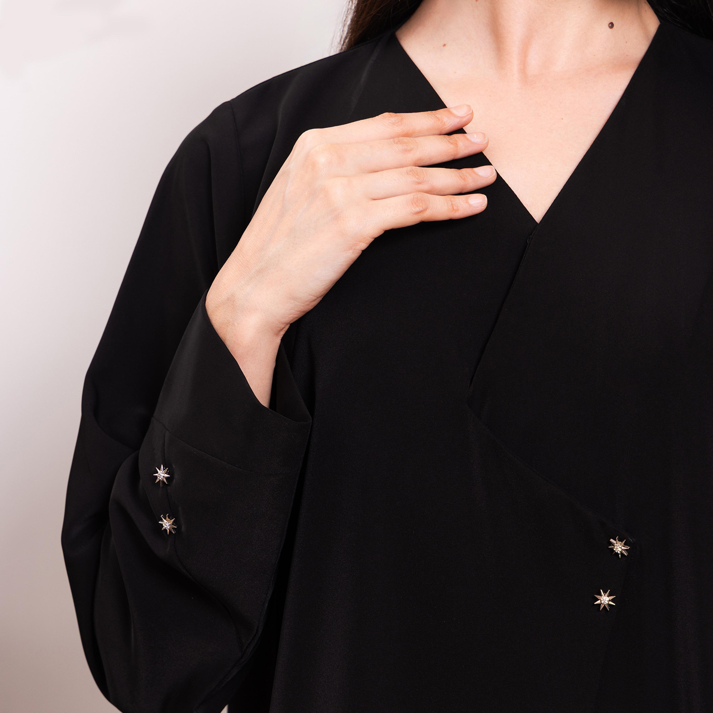 عباية نسائية سوداء، بياقة متداخلة من نيكياس-women-arabicclothing-abayas-image-3