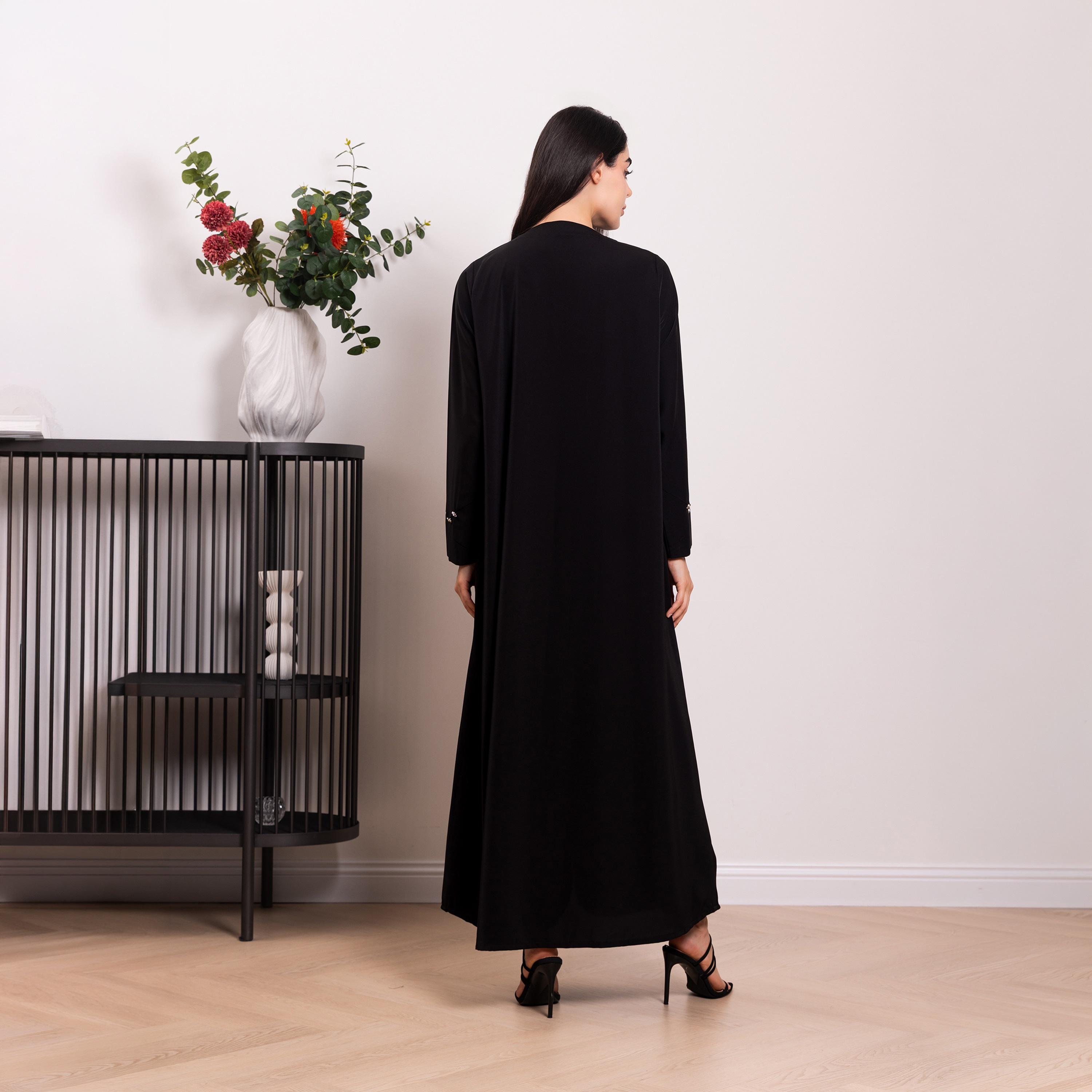 عباية نسائية سوداء، بياقة متداخلة من نيكياس-women-arabicclothing-abayas-image-4