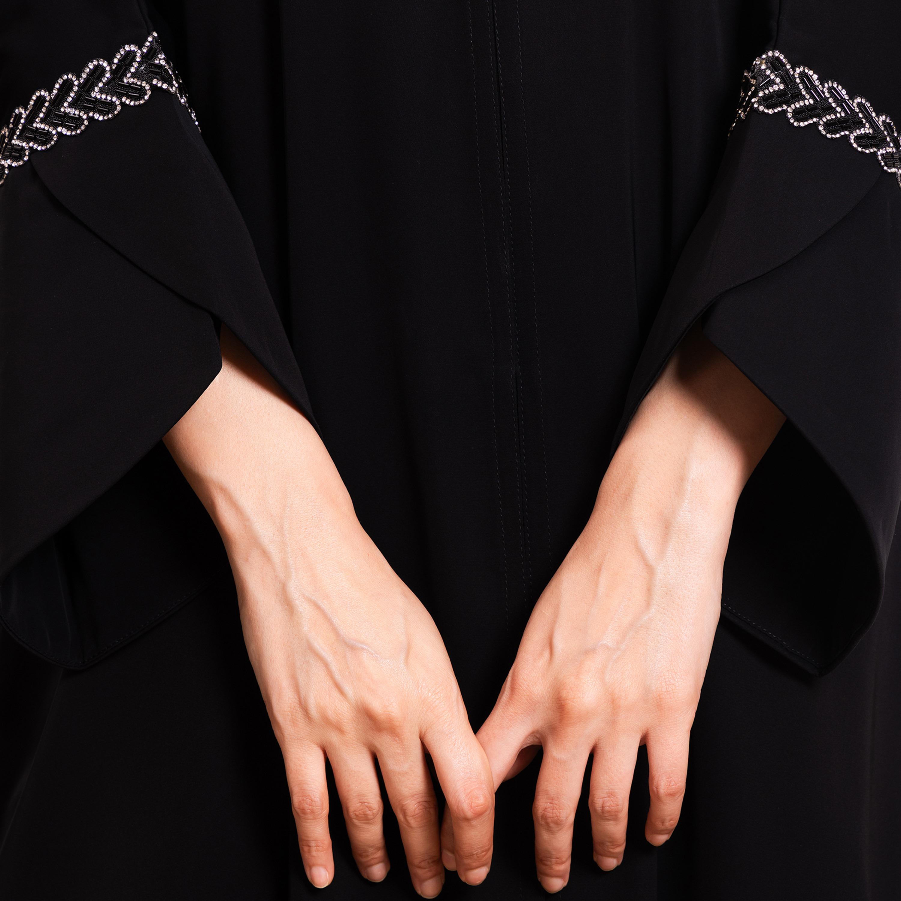 عباية نسائية سوداء من نيكياس.-women-arabicclothing-abayas-image-3