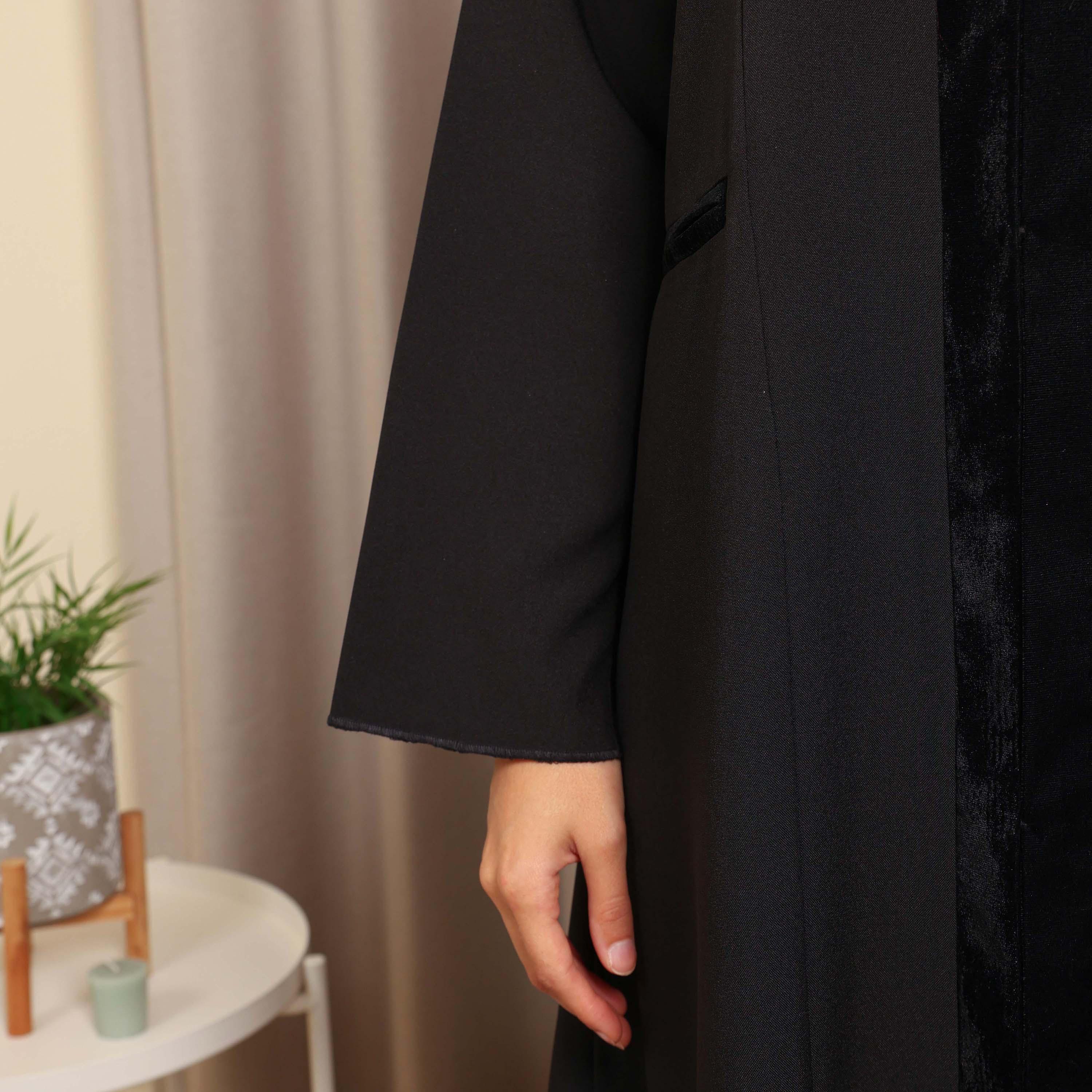 عباية نيكياس سوداء من قماش الكريب بياقة ماندارين للنساء-women-arabicclothing-abayas-image-2