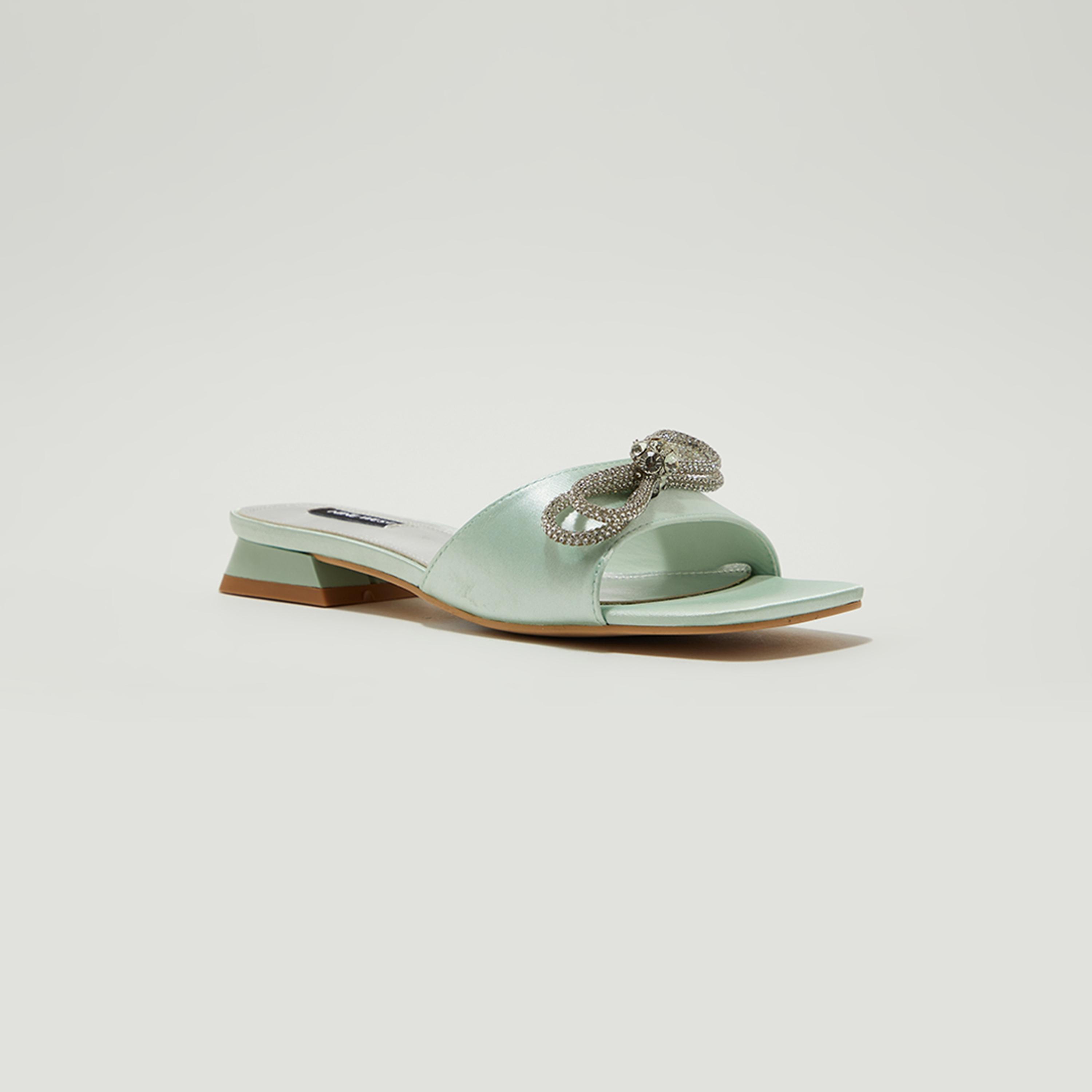 صندل نسائي مسطح من ناين ويست بمقدمة مربعة مع فيونكة كريستالية | NWARCHIE-AK-women-shoes-sandals-flats-image-1