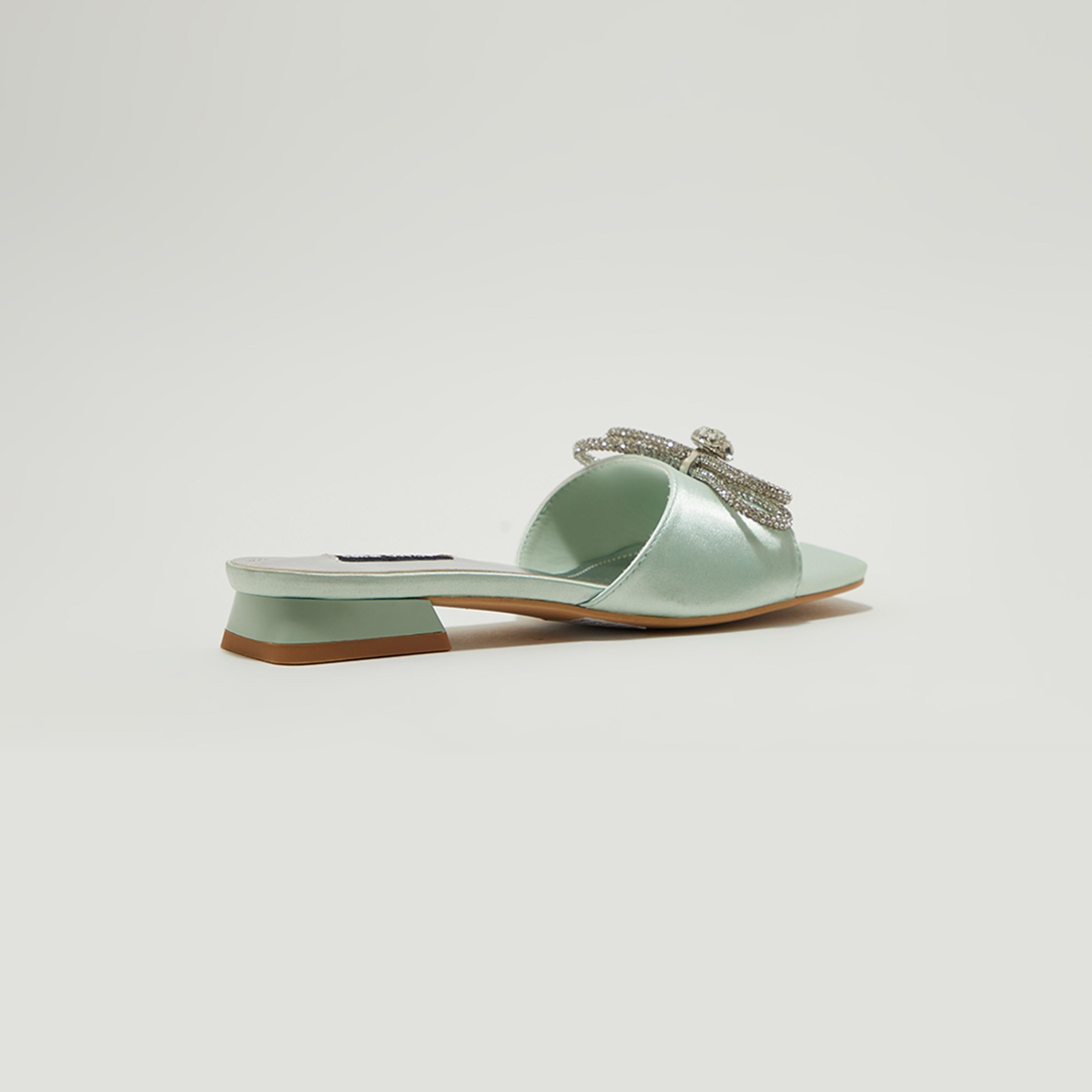 صندل نسائي مسطح من ناين ويست بمقدمة مربعة مع فيونكة كريستالية | NWARCHIE-AK-women-shoes-sandals-flats-image-2