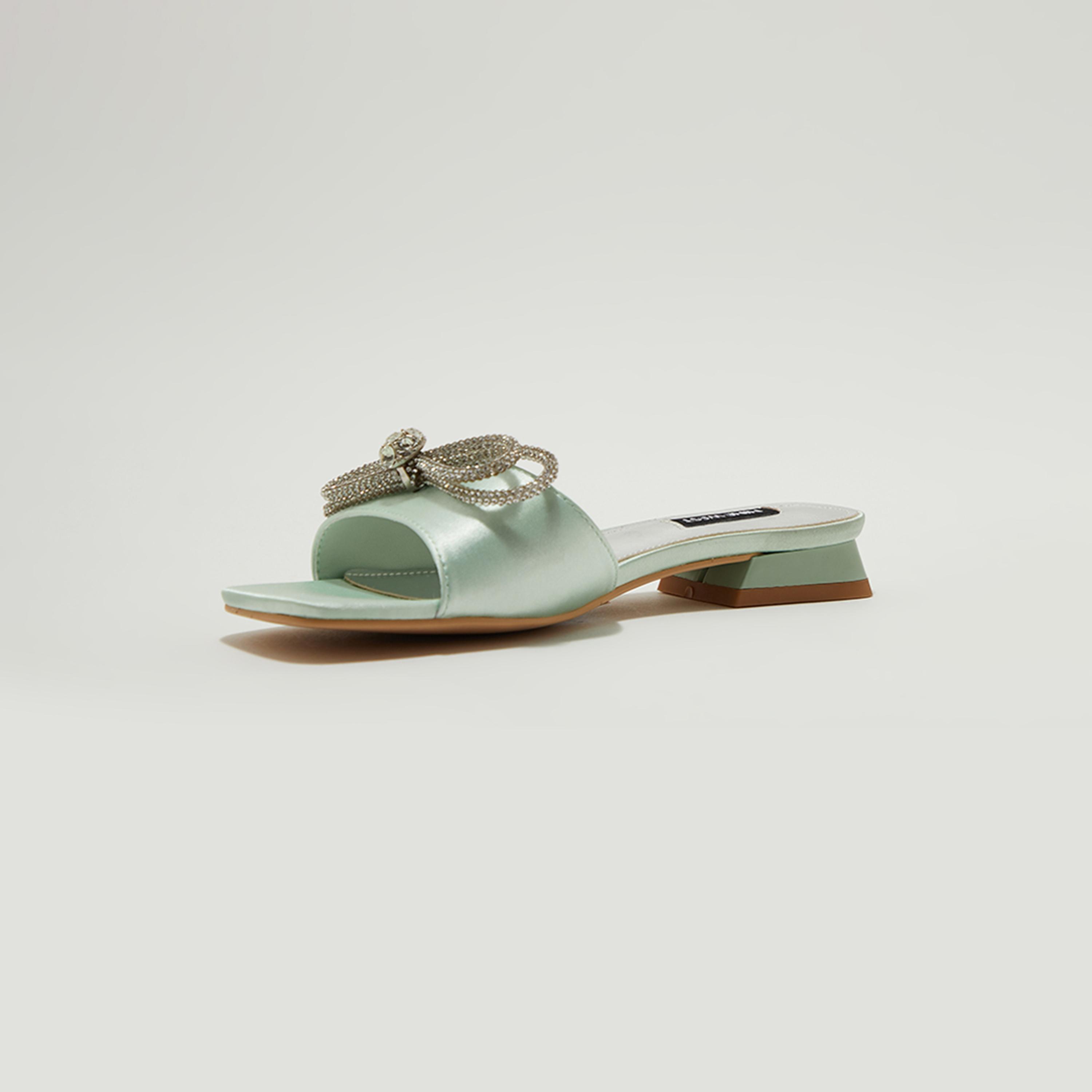 صندل نسائي مسطح من ناين ويست بمقدمة مربعة مع فيونكة كريستالية | NWARCHIE-AK-women-shoes-sandals-flats-image-3