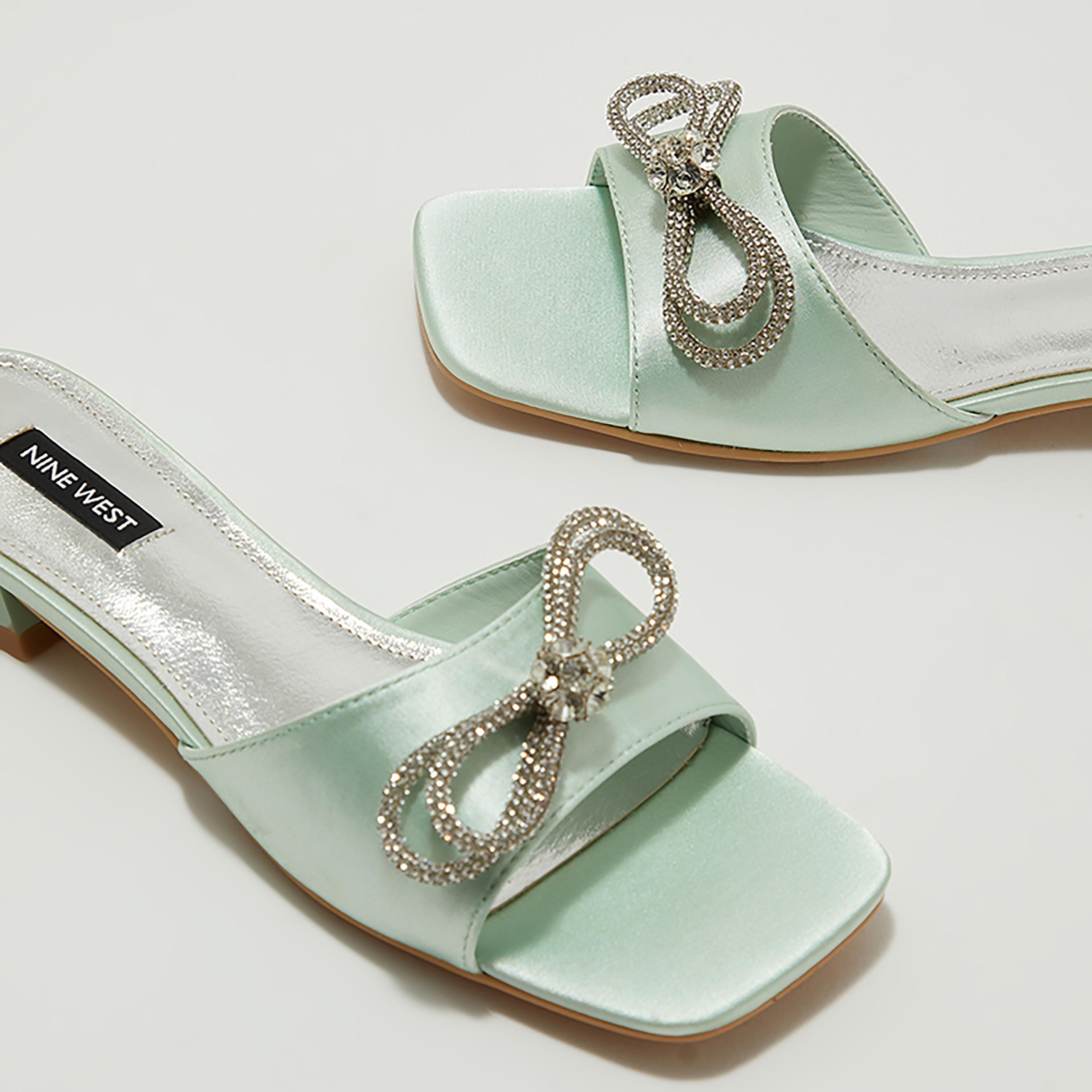 صندل نسائي مسطح من ناين ويست بمقدمة مربعة مع فيونكة كريستالية | NWARCHIE-AK-women-shoes-sandals-flats-image-4