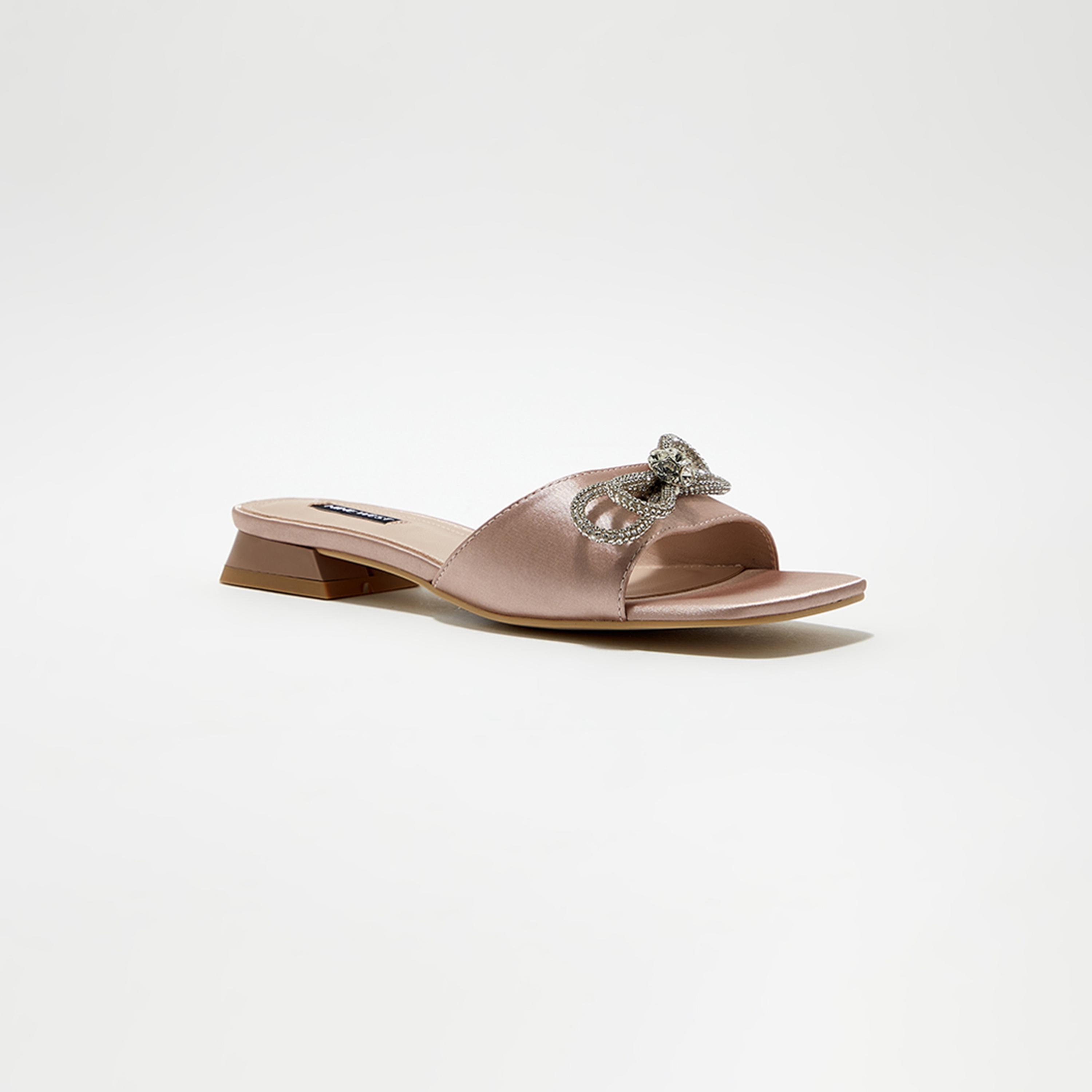 صندل نسائي مسطح من ناين ويست بمقدمة مربعة مع فيونكة كريستالية | NWARCHIE-AK-women-shoes-sandals-flats-image-5