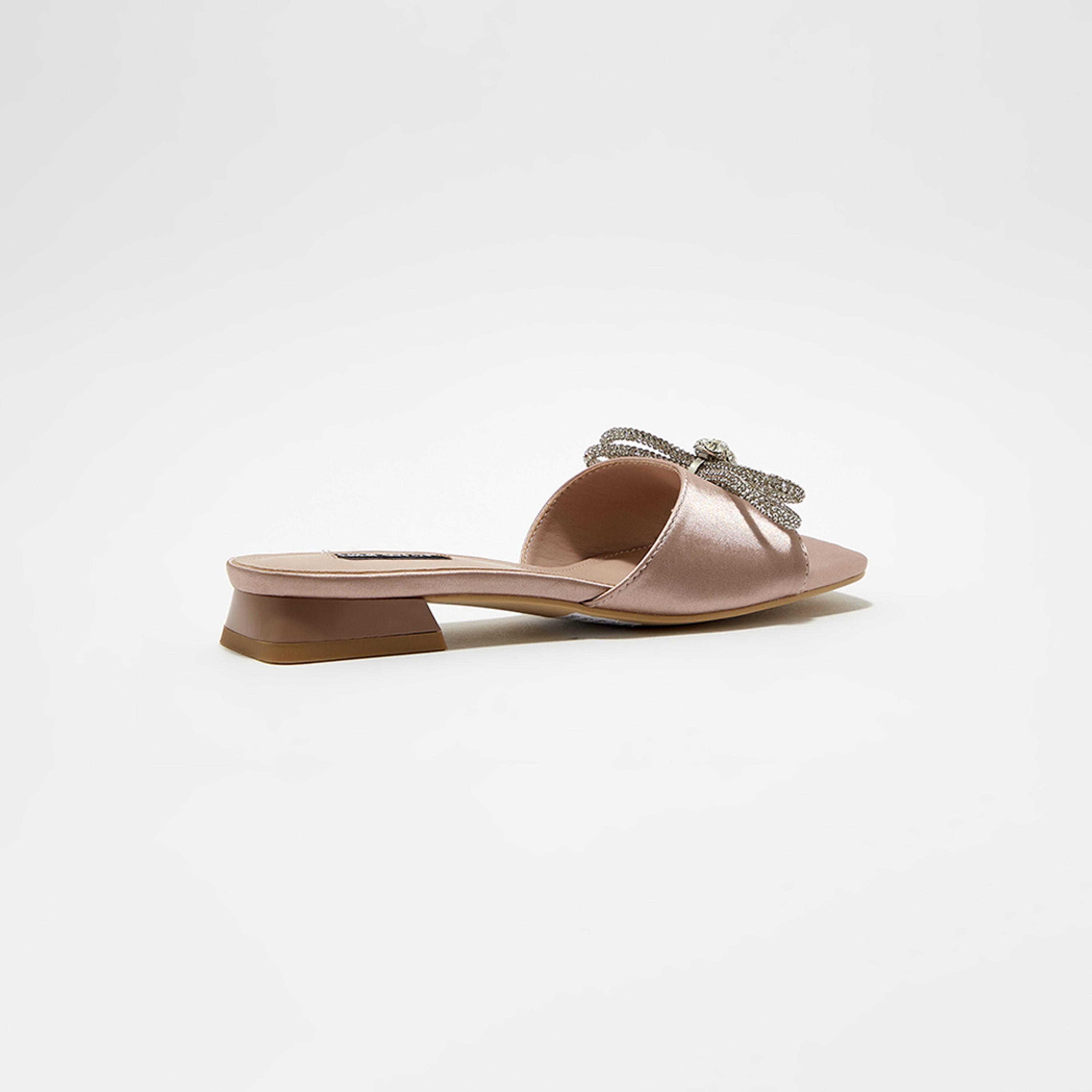 صندل نسائي مسطح من ناين ويست بمقدمة مربعة مع فيونكة كريستالية | NWARCHIE-AK-women-shoes-sandals-flats-image-6