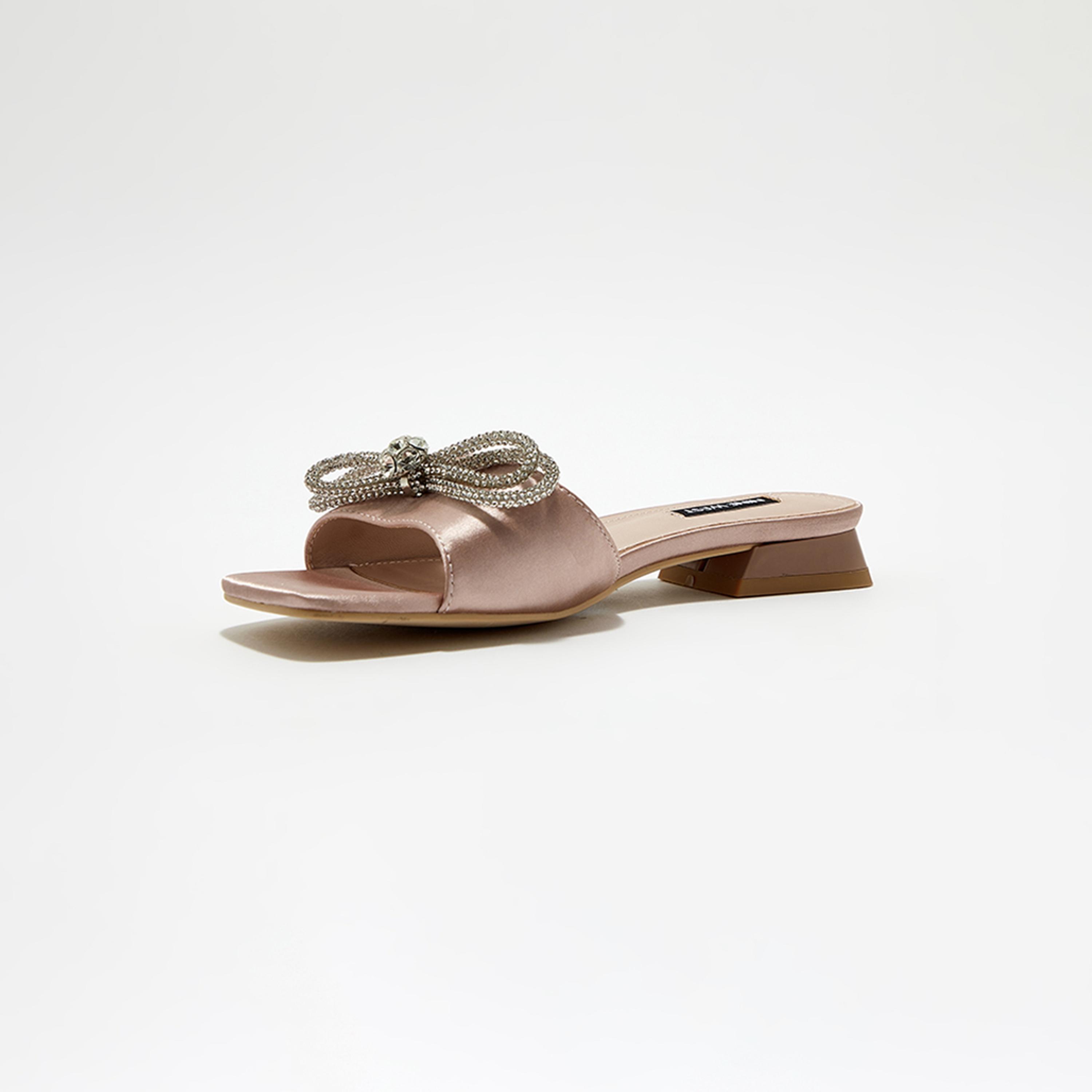 صندل نسائي مسطح من ناين ويست بمقدمة مربعة مع فيونكة كريستالية | NWARCHIE-AK-women-shoes-sandals-flats-image-7