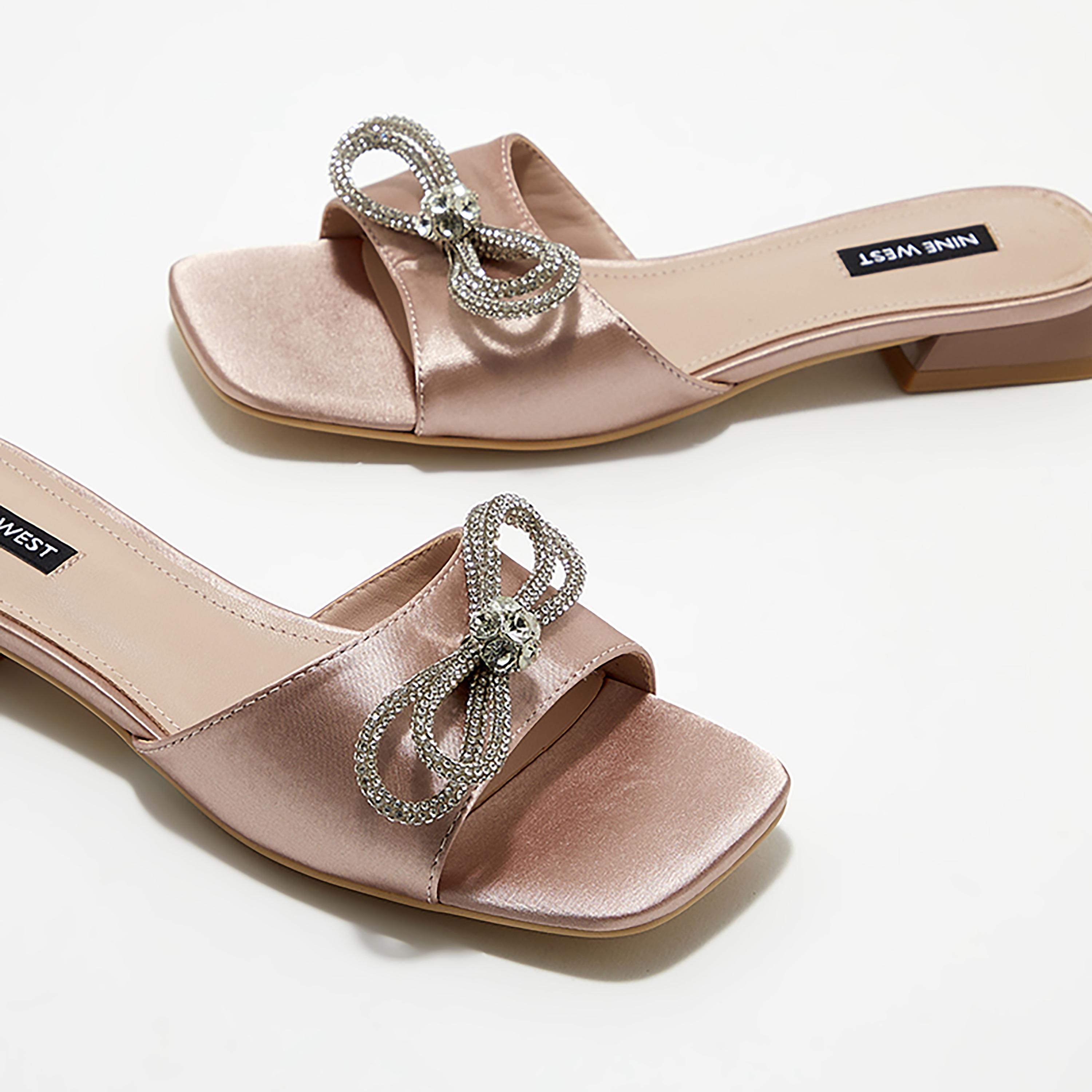 صندل نسائي مسطح من ناين ويست بمقدمة مربعة مع فيونكة كريستالية | NWARCHIE-AK-women-shoes-sandals-flats-image-8