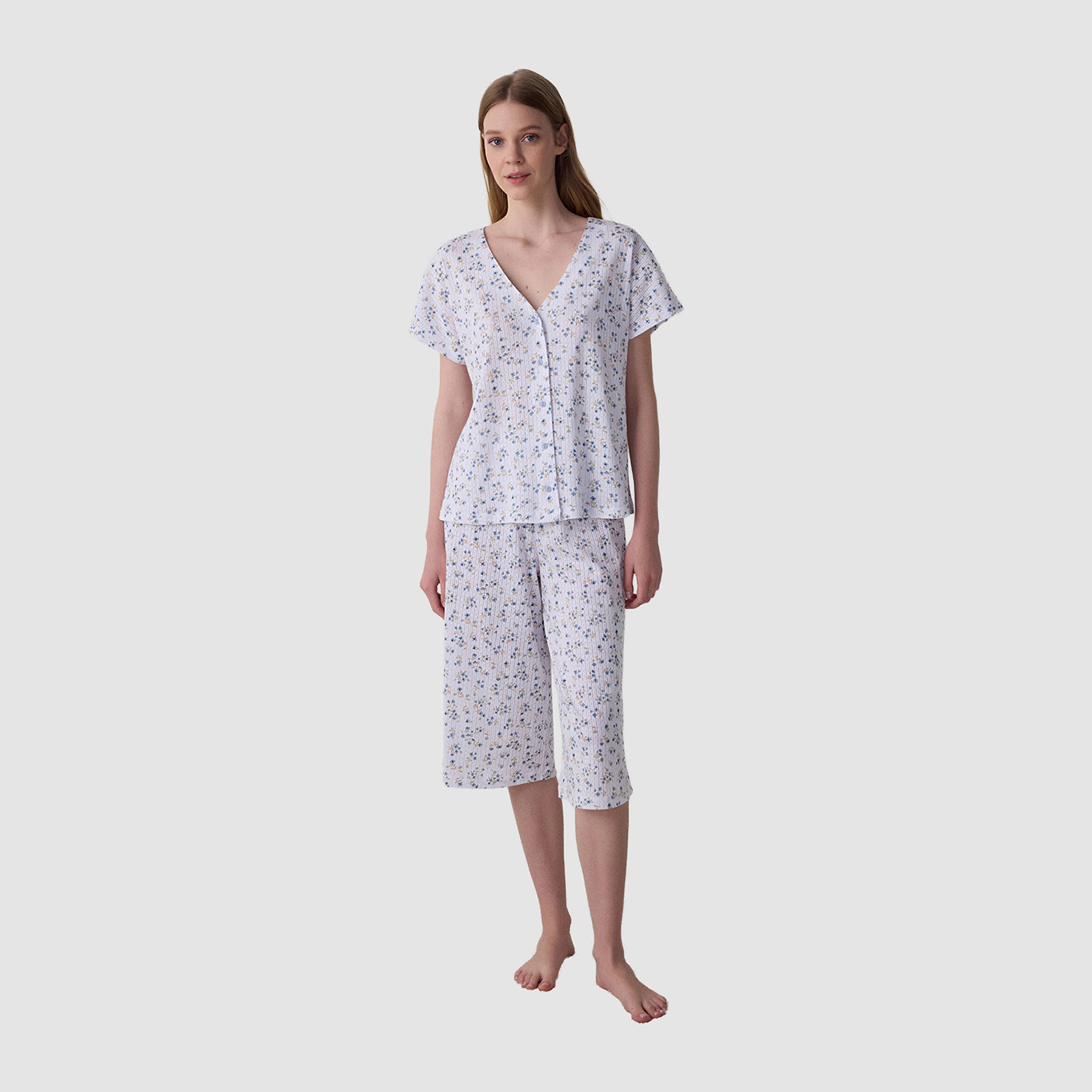 طقم نسائي قطني بطبعة زهور مكون من بلوزة وبنطلون "كابري" من بنتي-women-clothing-nightwear-pyjamas-longsets-image-1