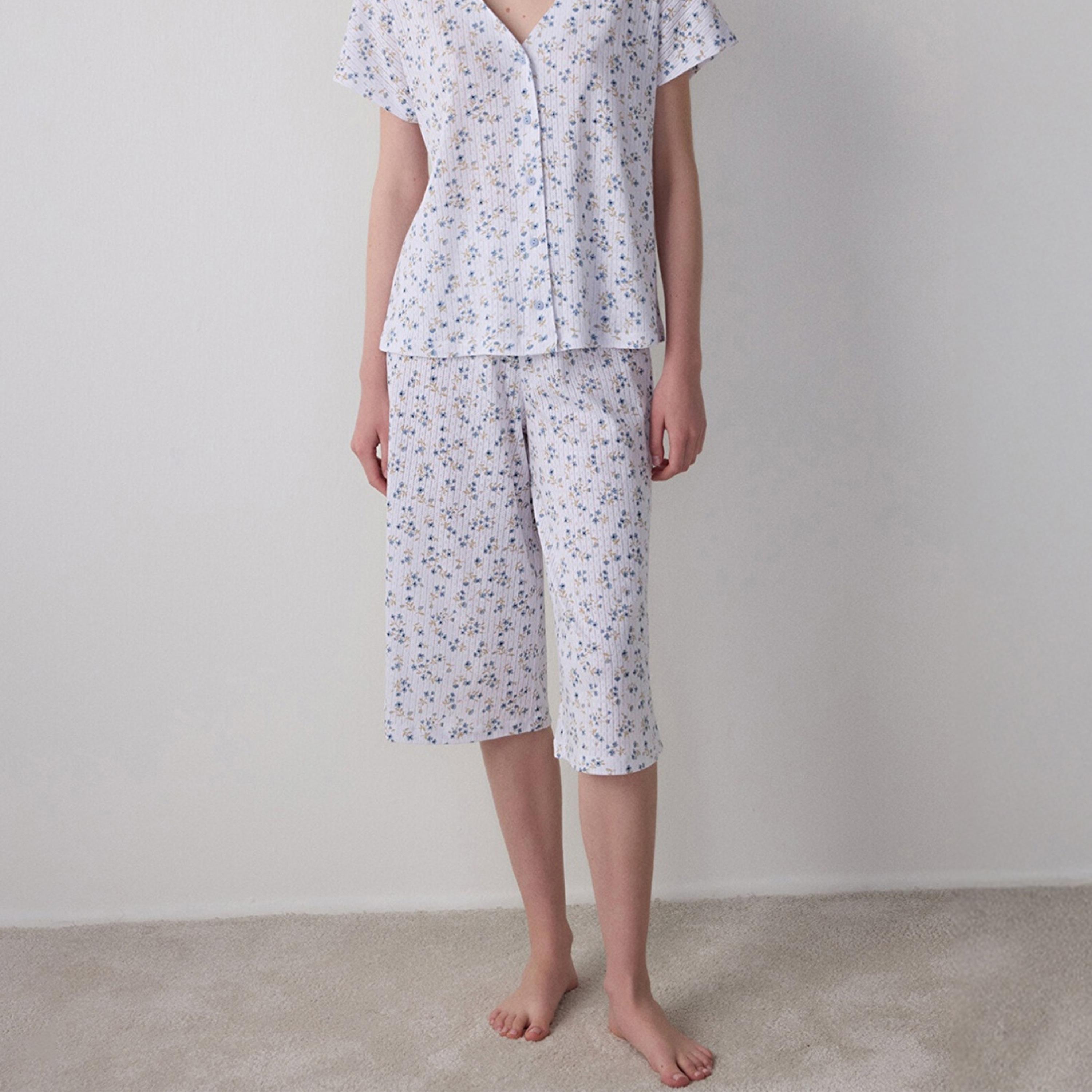 طقم نسائي قطني بطبعة زهور مكون من بلوزة وبنطلون "كابري" من بنتي-women-clothing-nightwear-pyjamas-longsets-image-3