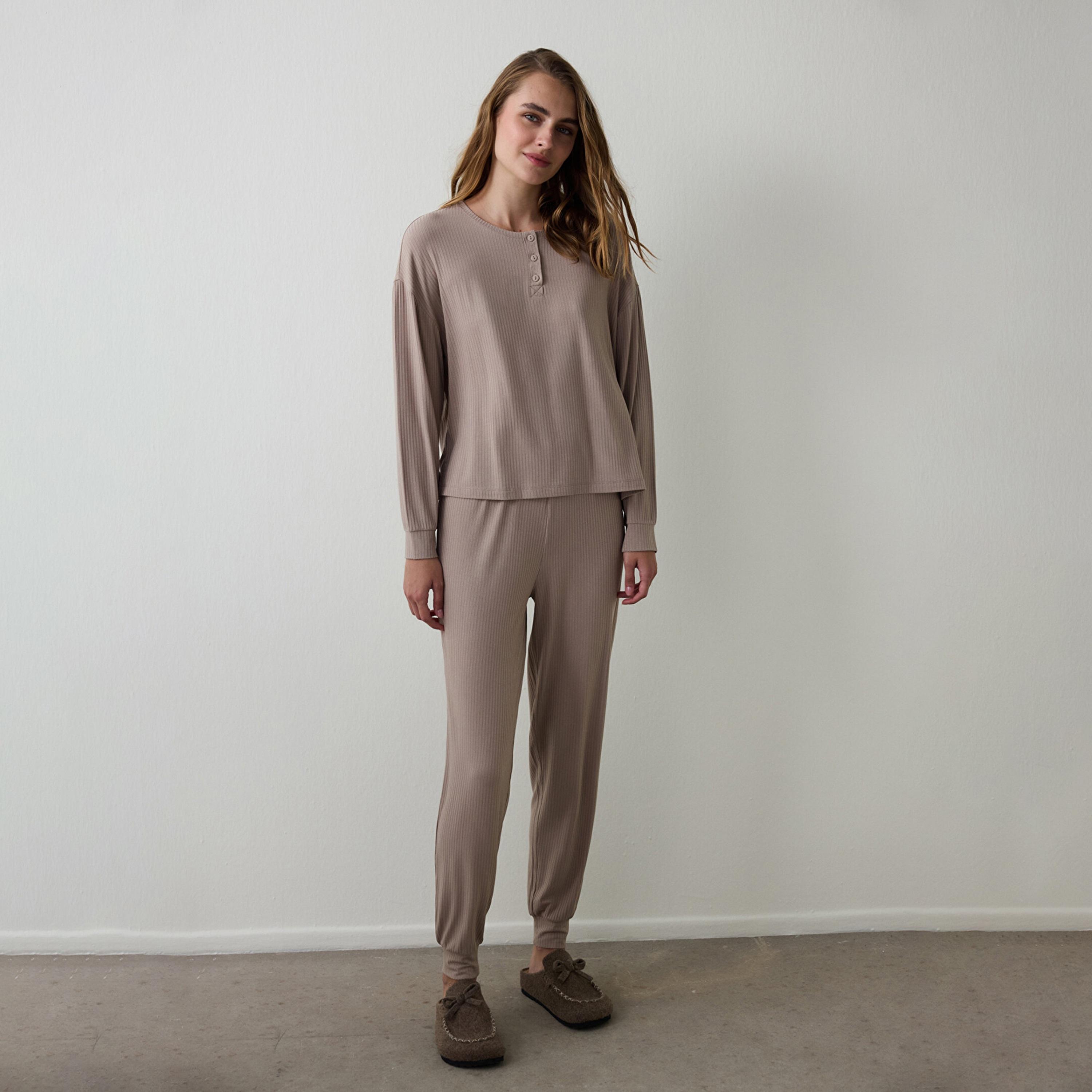 طقم بيجاما نسائي من النايلون بقماش بارز مكون من بلوزة وبنطلون من بنتي-women-clothing-nightwear-pyjamas-longsets-image-1