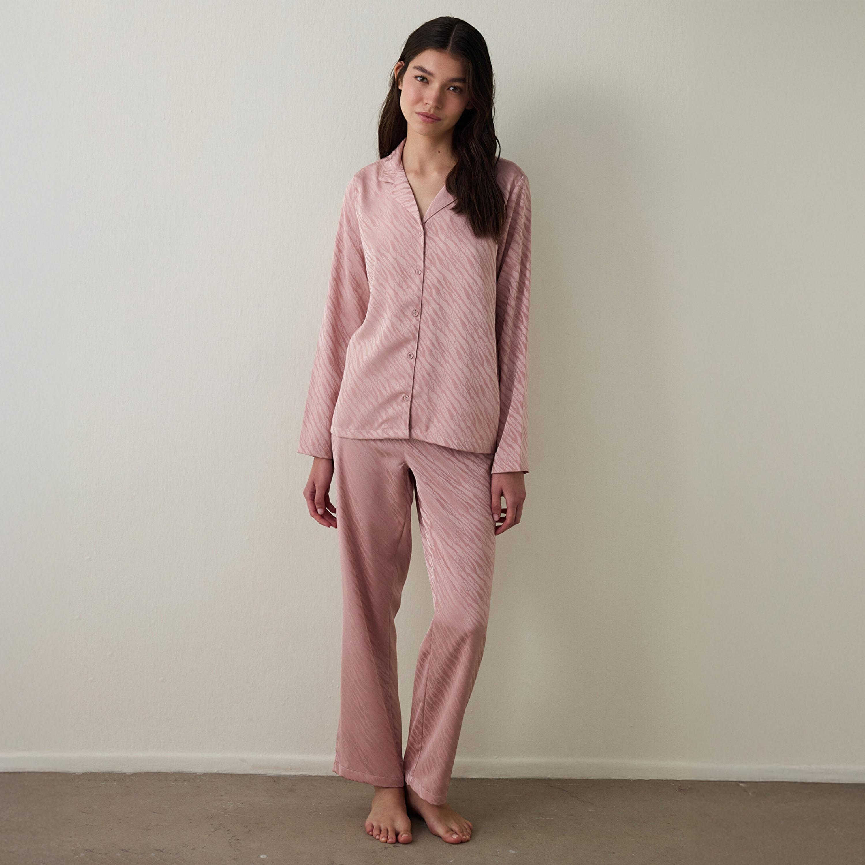 طقم بيجاما نسائي بقماش بارز مكون من قميص وبنطلون من بنتي-women-clothing-nightwear-pyjamas-longsets-image-1