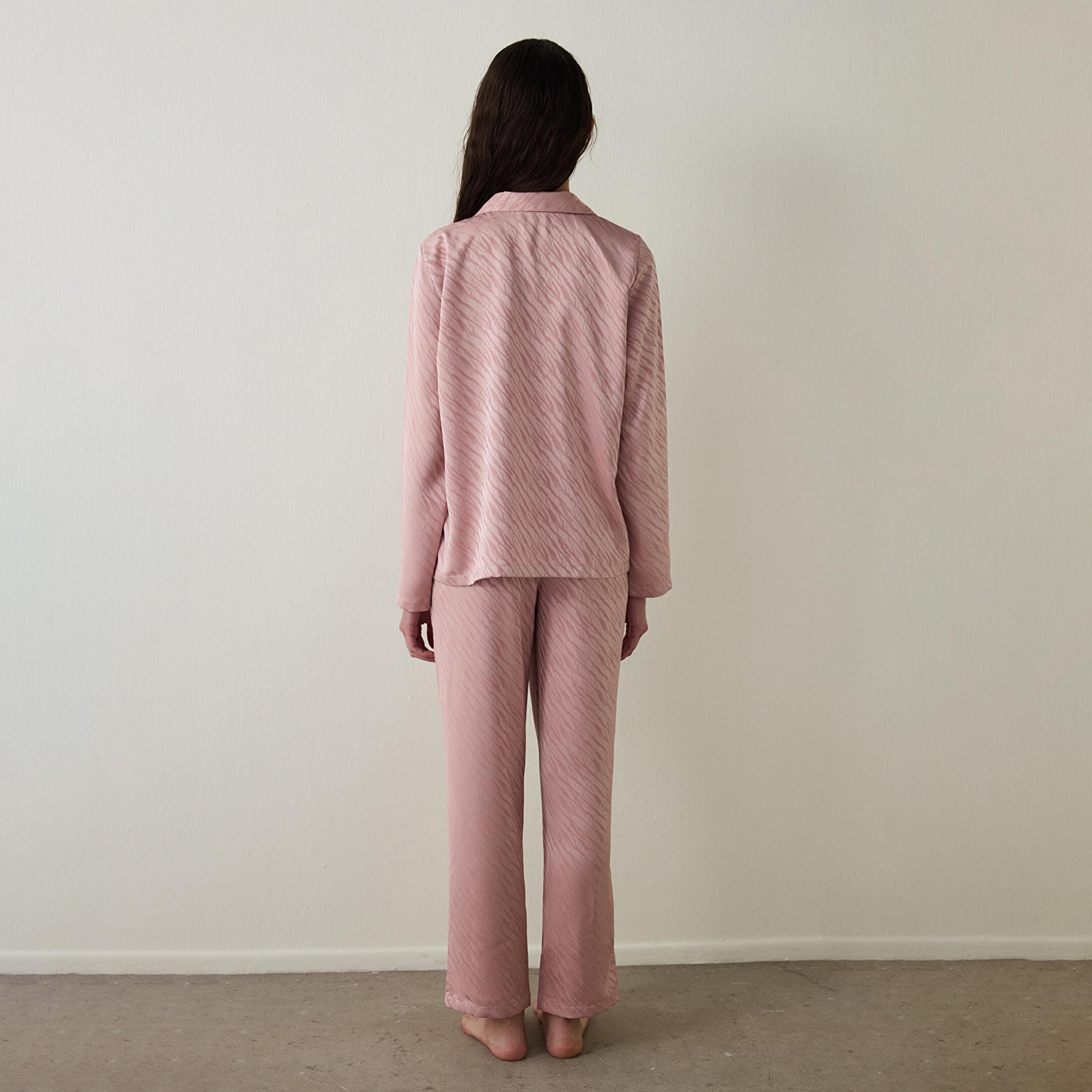 طقم بيجاما نسائي بقماش بارز مكون من قميص وبنطلون من بنتي-women-clothing-nightwear-pyjamas-longsets-image-2