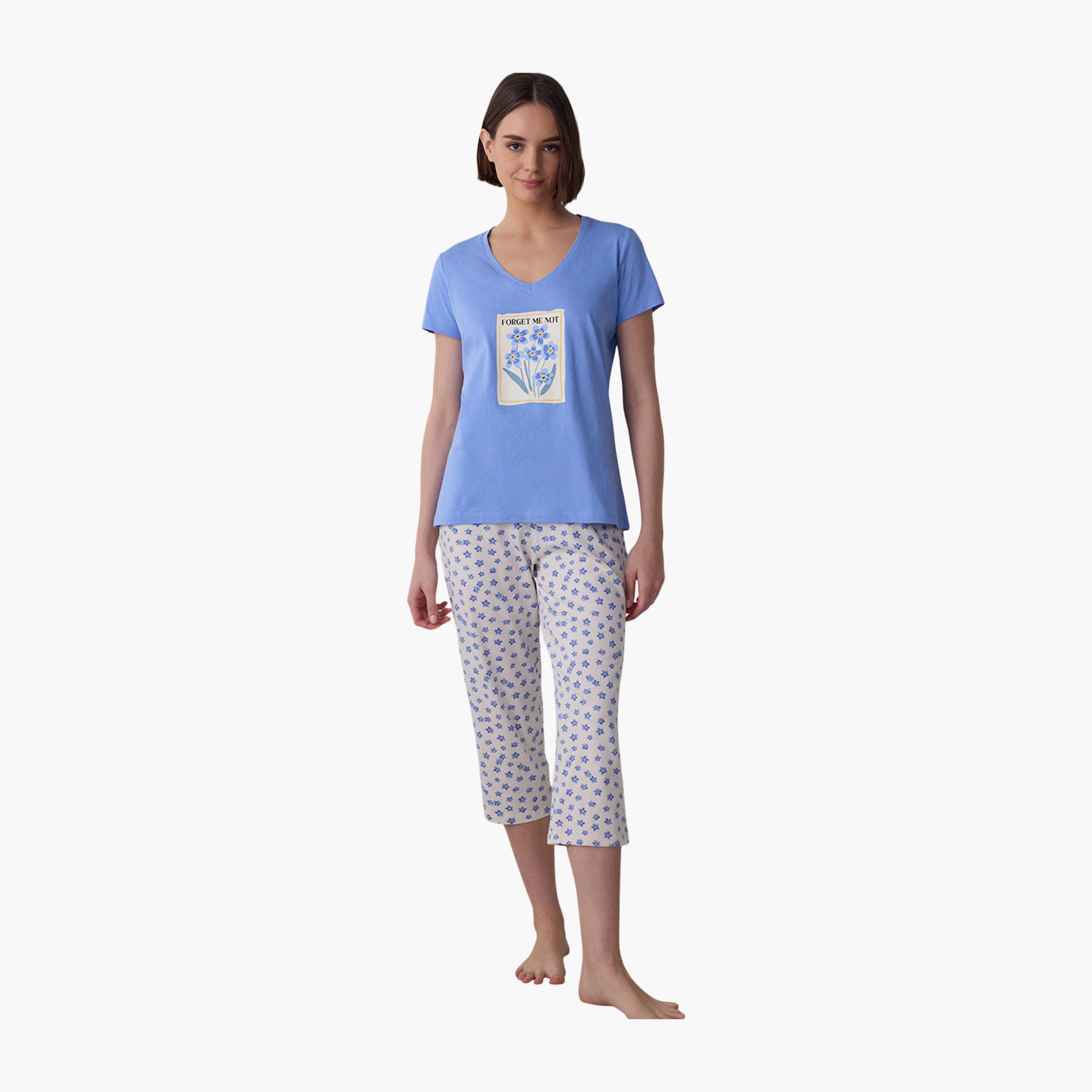 طقم تي شيرت وبنطال كابري نسائي بطبعة جرافيكية من بينتي-women-clothing-nightwear-pyjamas-longsets-image-1