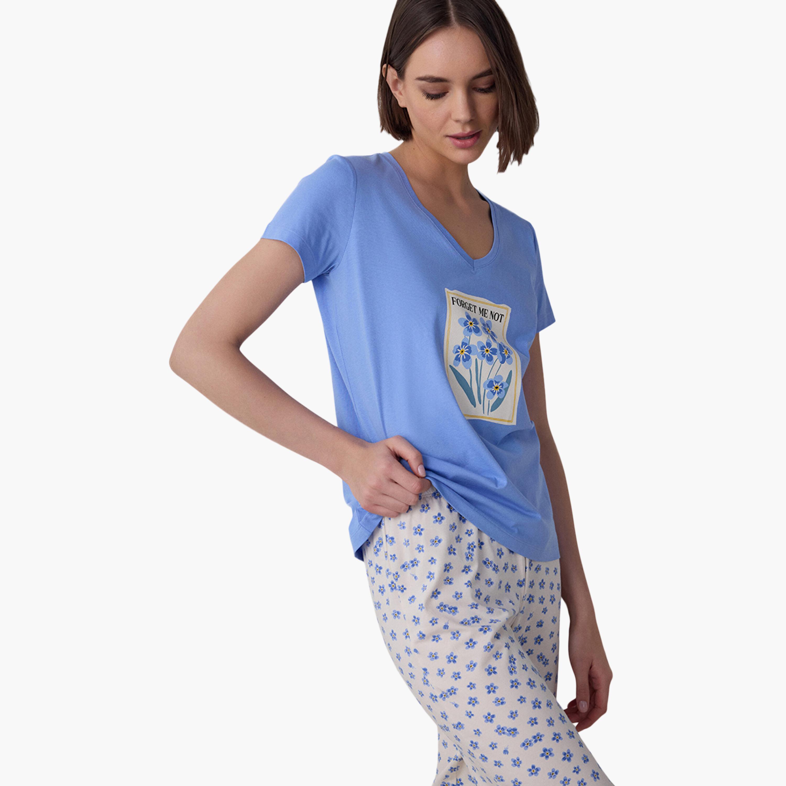 طقم تي شيرت وبنطال كابري نسائي بطبعة جرافيكية من بينتي-women-clothing-nightwear-pyjamas-longsets-image-5