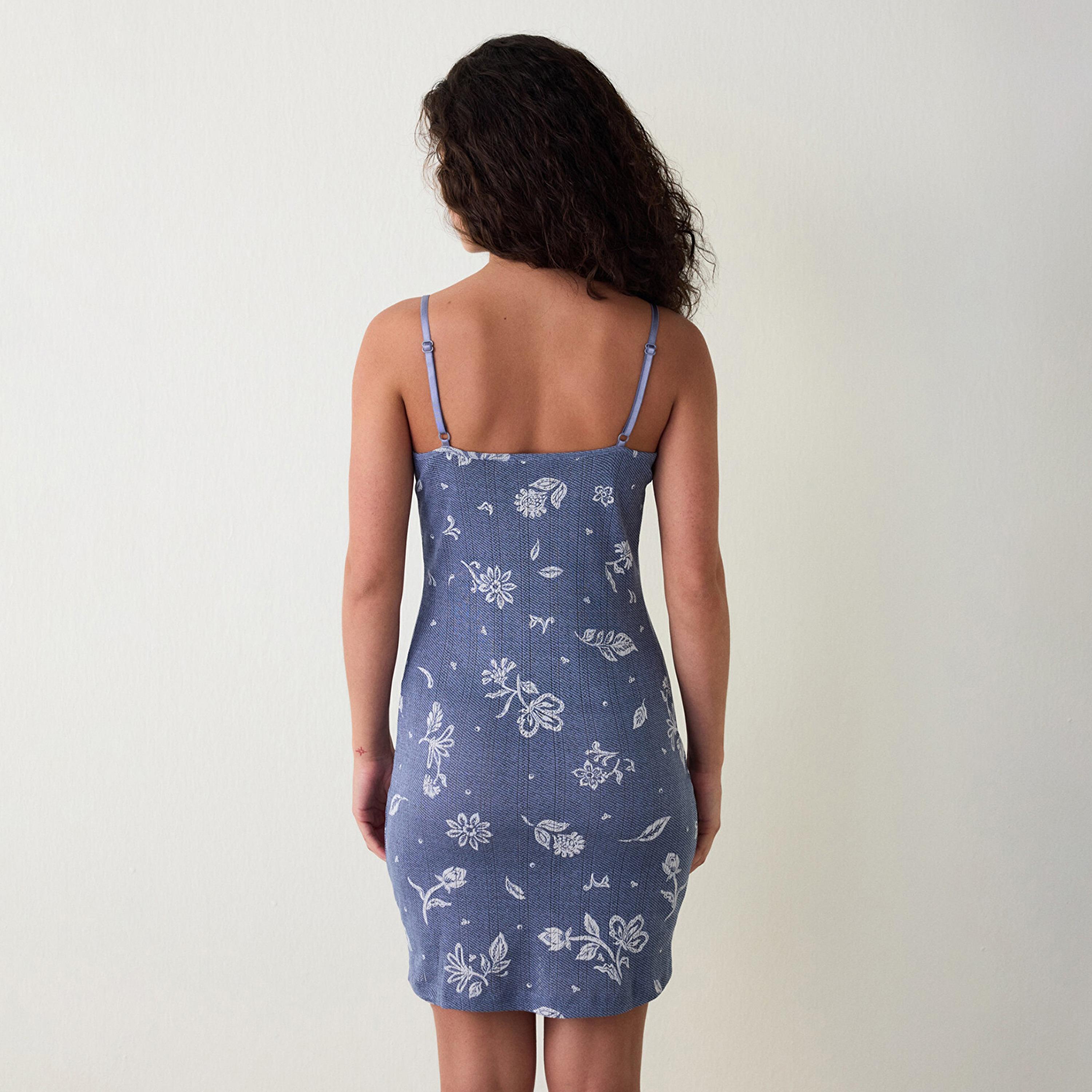 فستان نوم نسائي "سليم فيت" بقماش بارز وطبعة زهور وبحمالات رفيعة من بنتي-women-clothing-nightwear-nighties-image-2