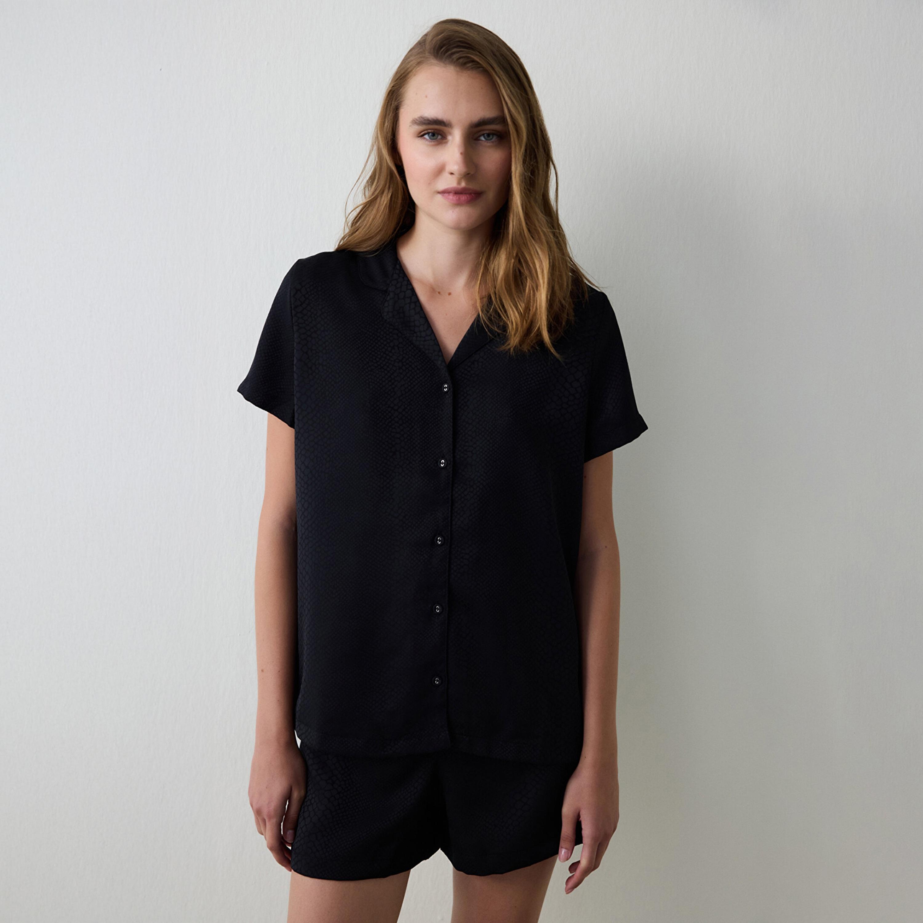 طقم نسائي بطبعة جلد الثعبان مكون من قميص وشورت من بنتي-women-clothing-nightwear-pyjamas-shortsets-image-1