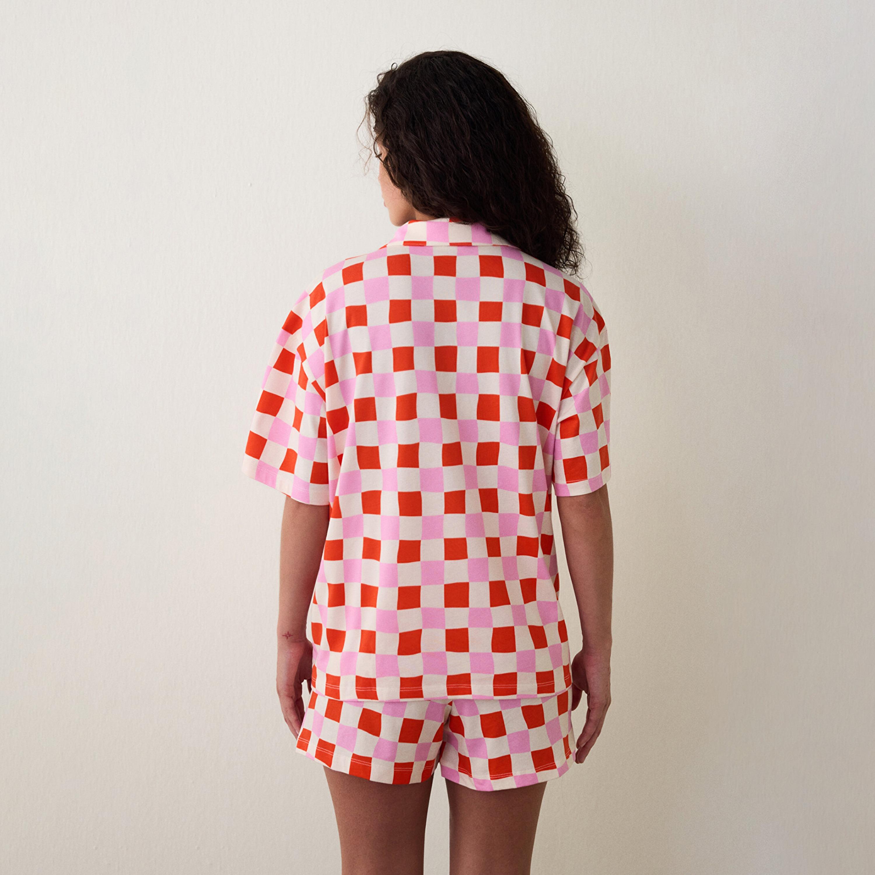 طقم نسائي قطني بتصميم مربعات مكون من قميص وشورت من بنتي-women-clothing-nightwear-pyjamas-shortsets-image-2
