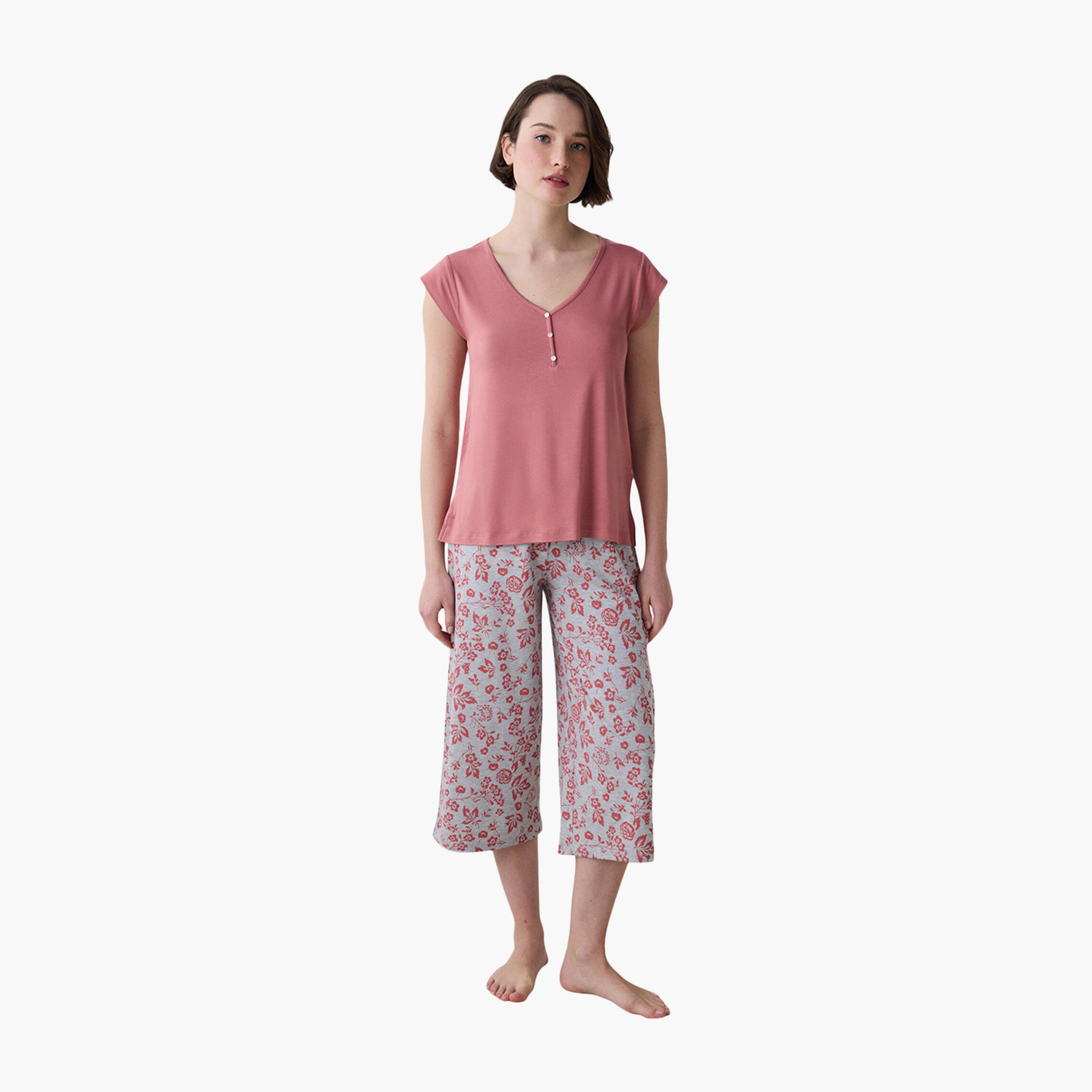 طقم نسائي من توب وبنطال كابري بطبعة زهور من بينتي-women-clothing-nightwear-pyjamas-longsets-image-1