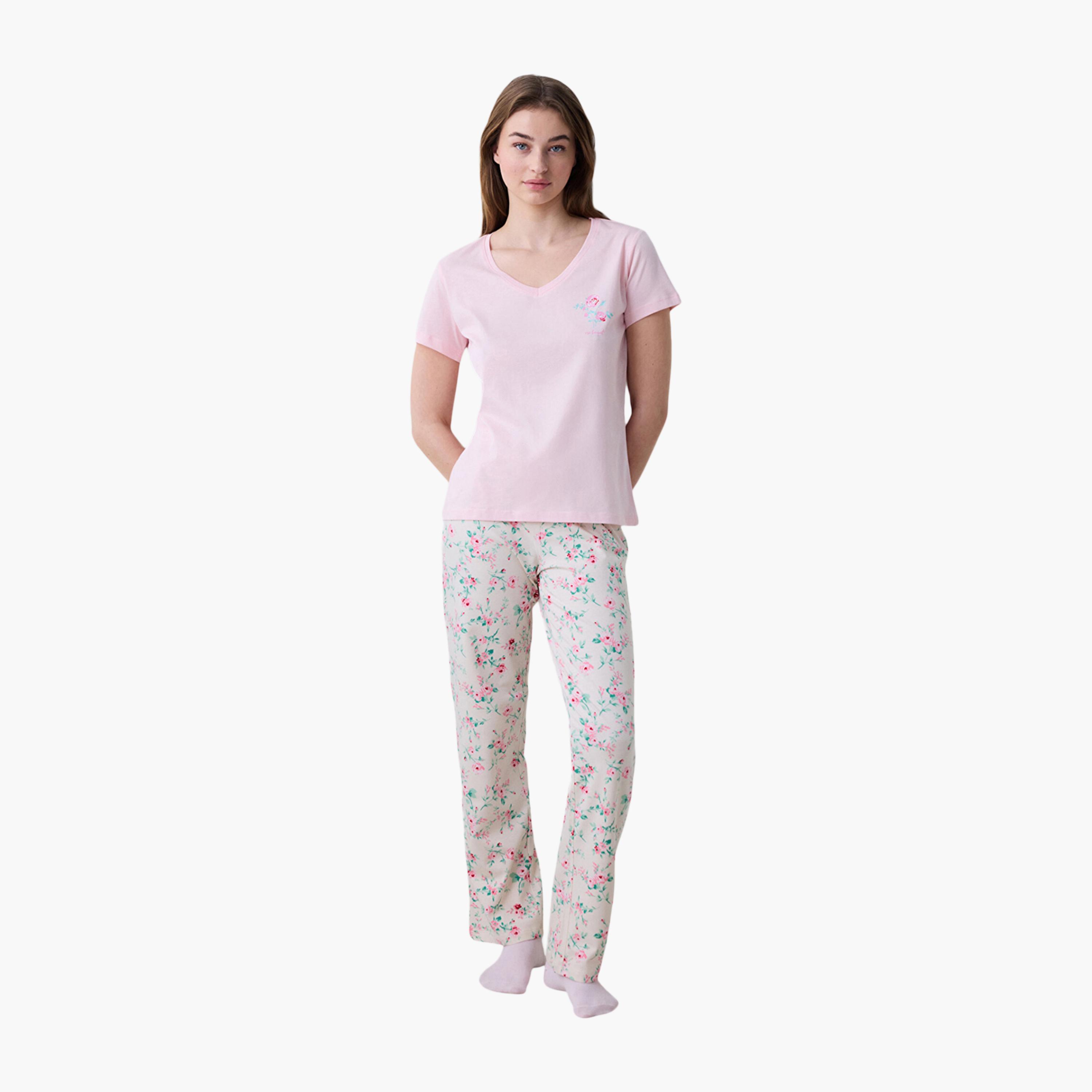 طقم تي شيرت وبيجامة نسائي بطبعة زهور من بينتي-women-clothing-nightwear-pyjamas-longsets-image-1