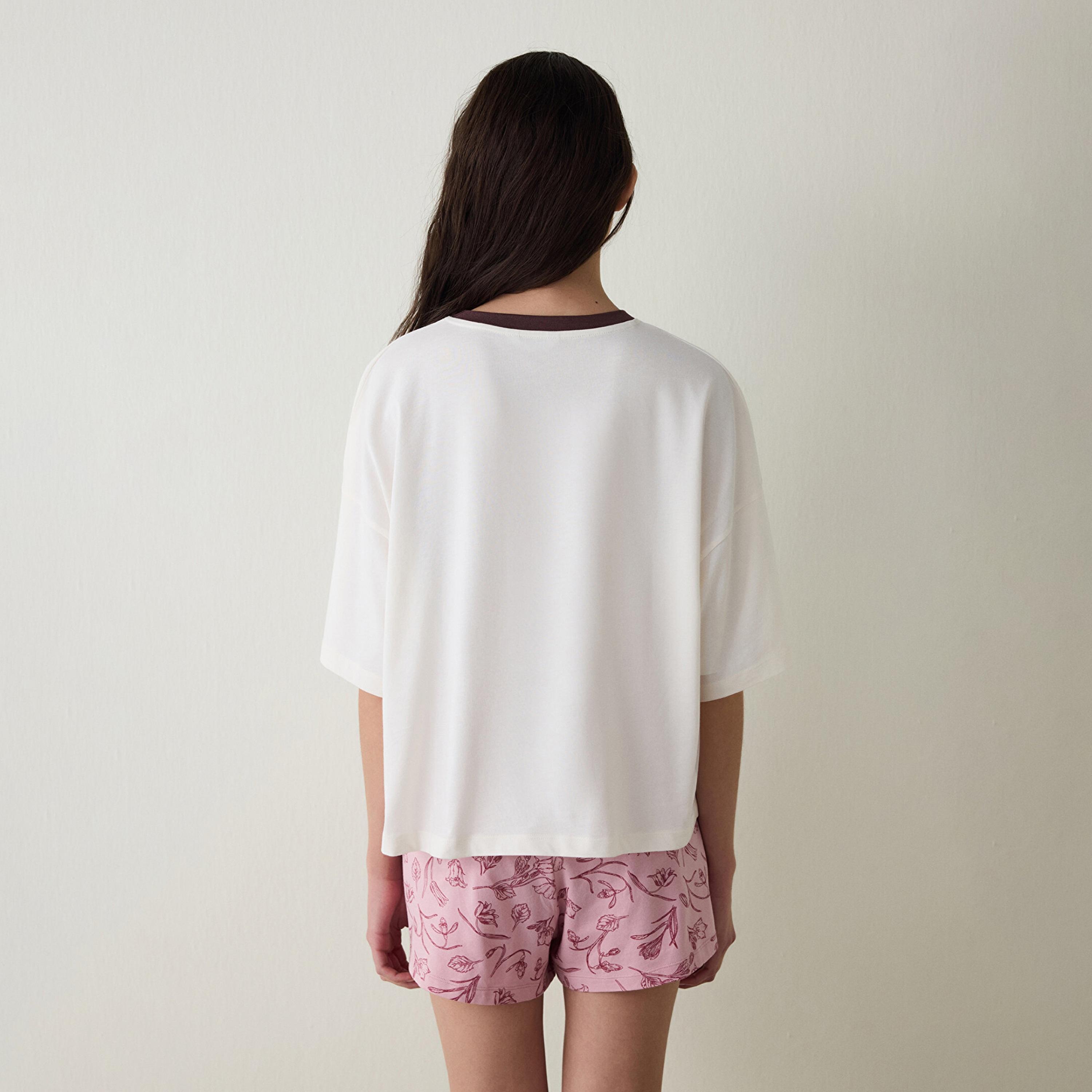 طقم نسائي قطني بطبعة زهور مكون من تيشيرت وشورت من بنتي-women-clothing-nightwear-pyjamas-shortsets-image-2