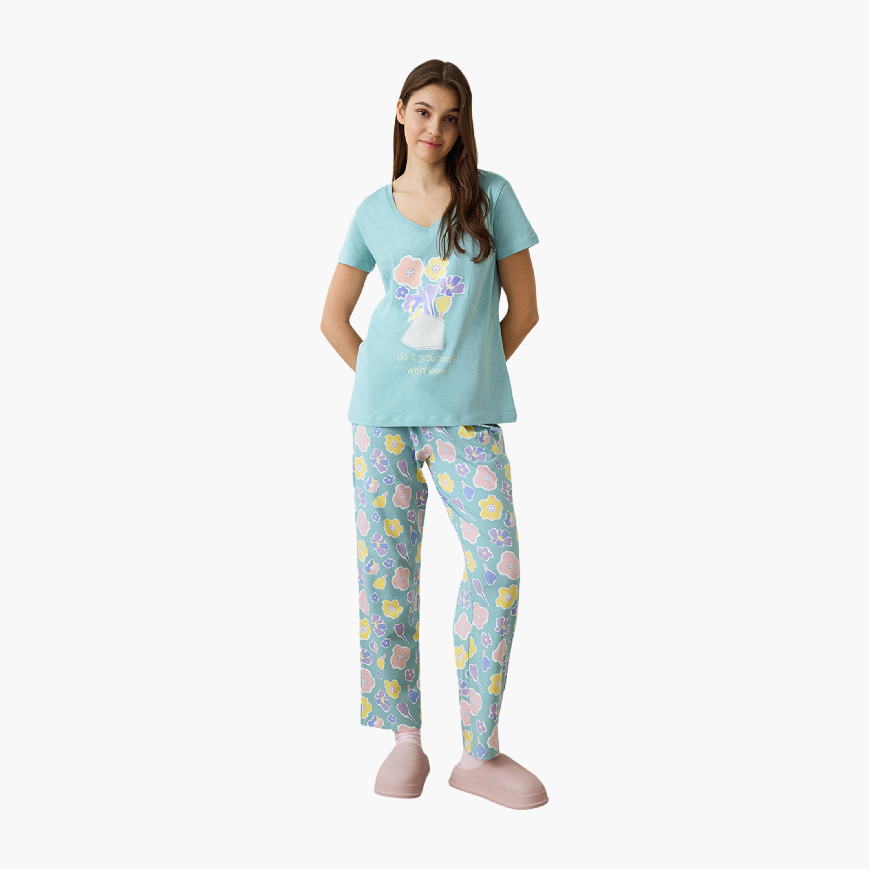 طقم تي شيرت وبيجامة نسائي بطبعة زهور من بينتي-women-clothing-nightwear-pyjamas-longsets-image-1