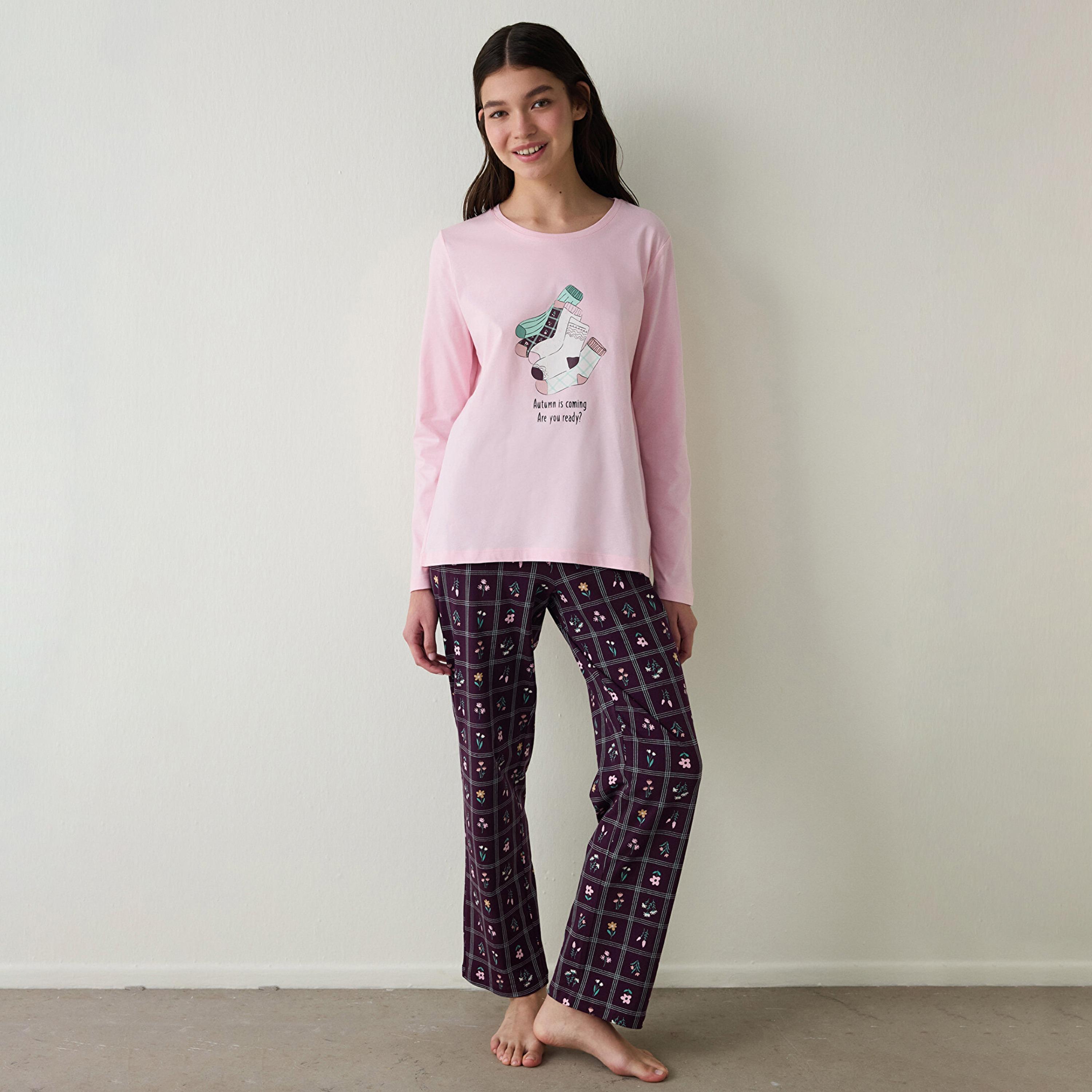 طقم بيجاما نسائي قطني بطبعة جرافيك مكون من تيشيرت وبنطلون من بنتي-women-clothing-nightwear-pyjamas-longsets-image-1
