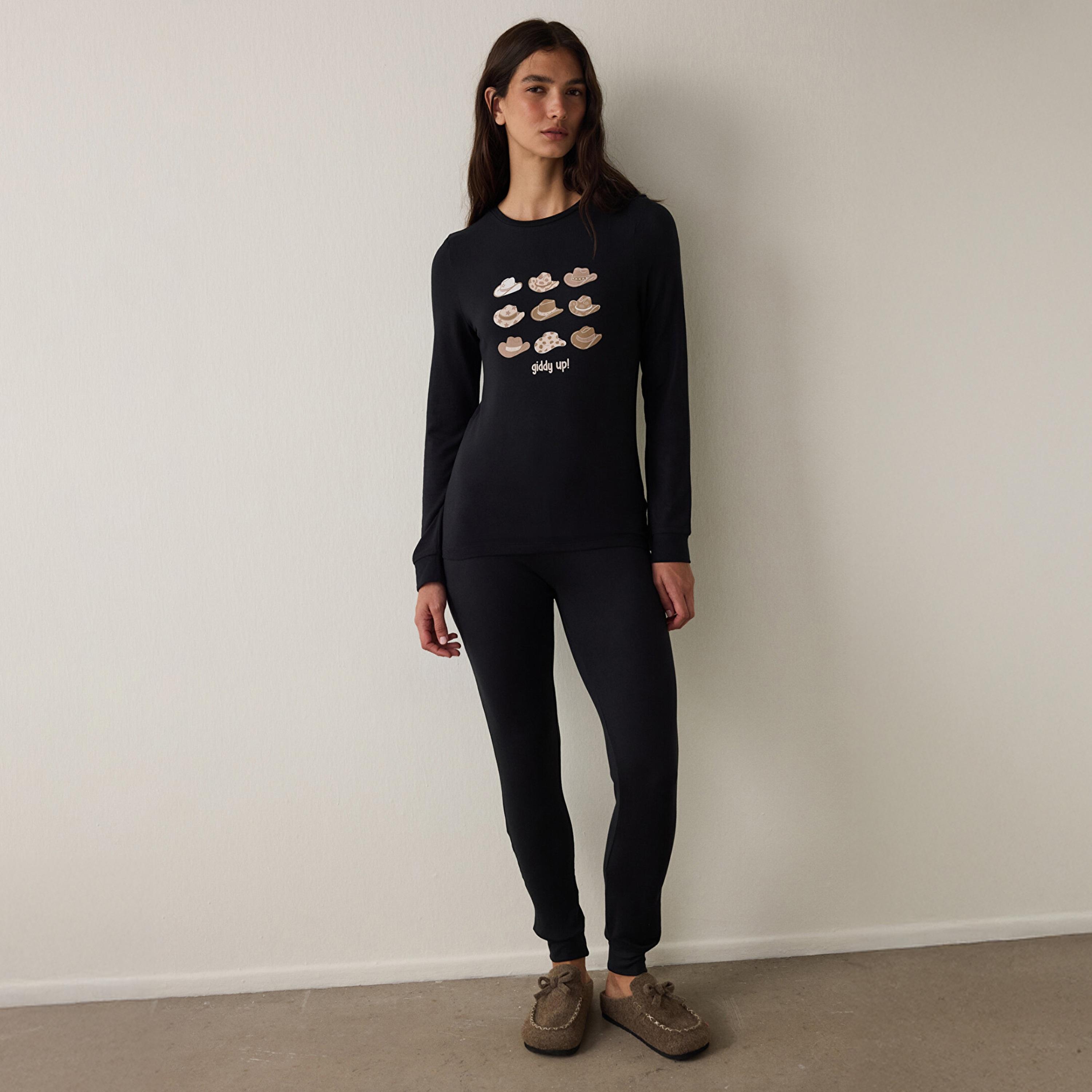 طقم بيجاما نسائي بطبعة قبعة جرافيك مكون من تيشيرت وبنطلون من بنتي-women-clothing-nightwear-pyjamas-longsets-image-1