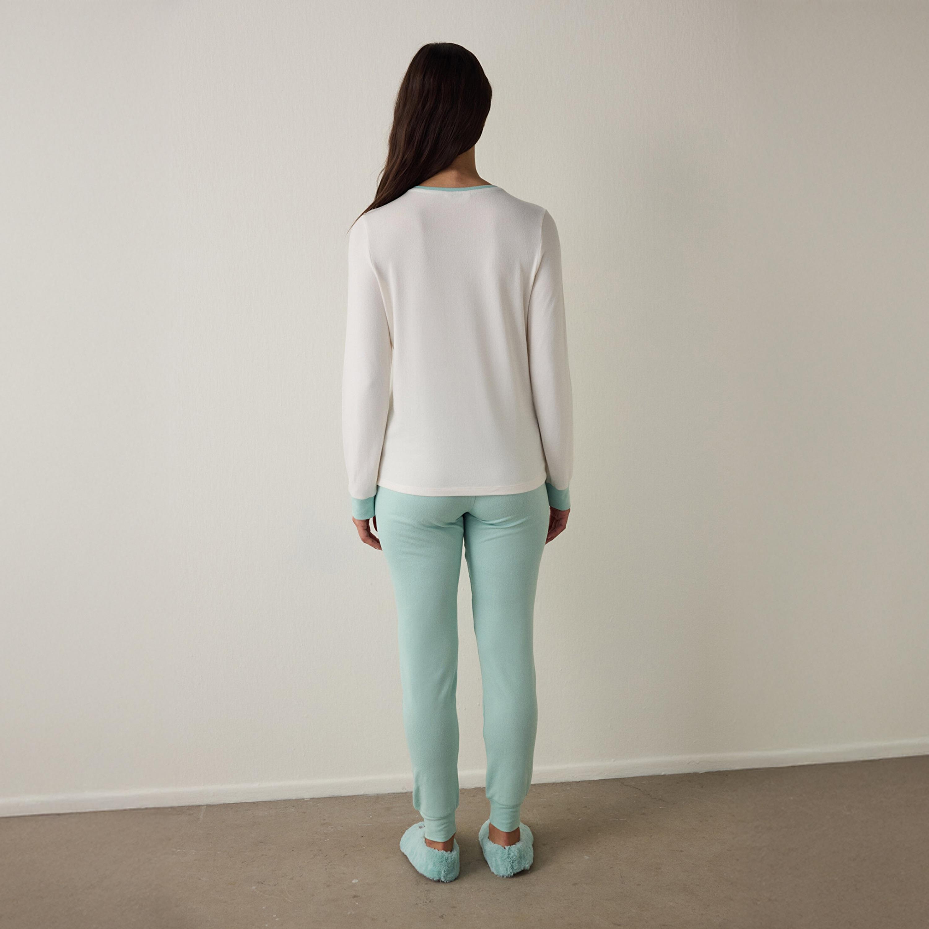 طقم بيجاما نسائي بطبعة جرافيك مكون من تيشيرت وبنطلون من بنتي-women-clothing-nightwear-pyjamas-longsets-image-2