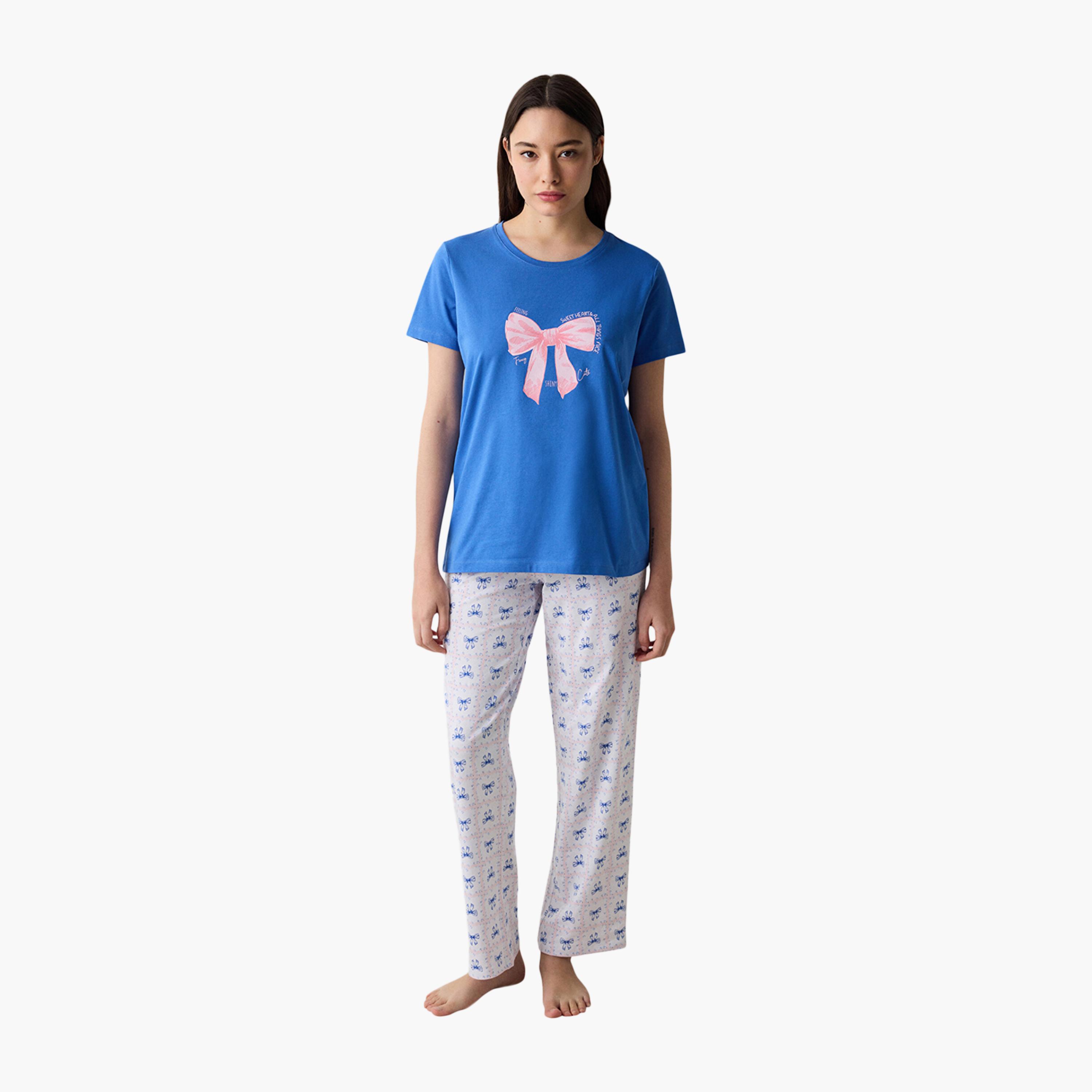 طقم تي شيرت وبيجامة نسائي بطبعة جرافيكية من بينتي-women-clothing-nightwear-pyjamas-longsets-image-1