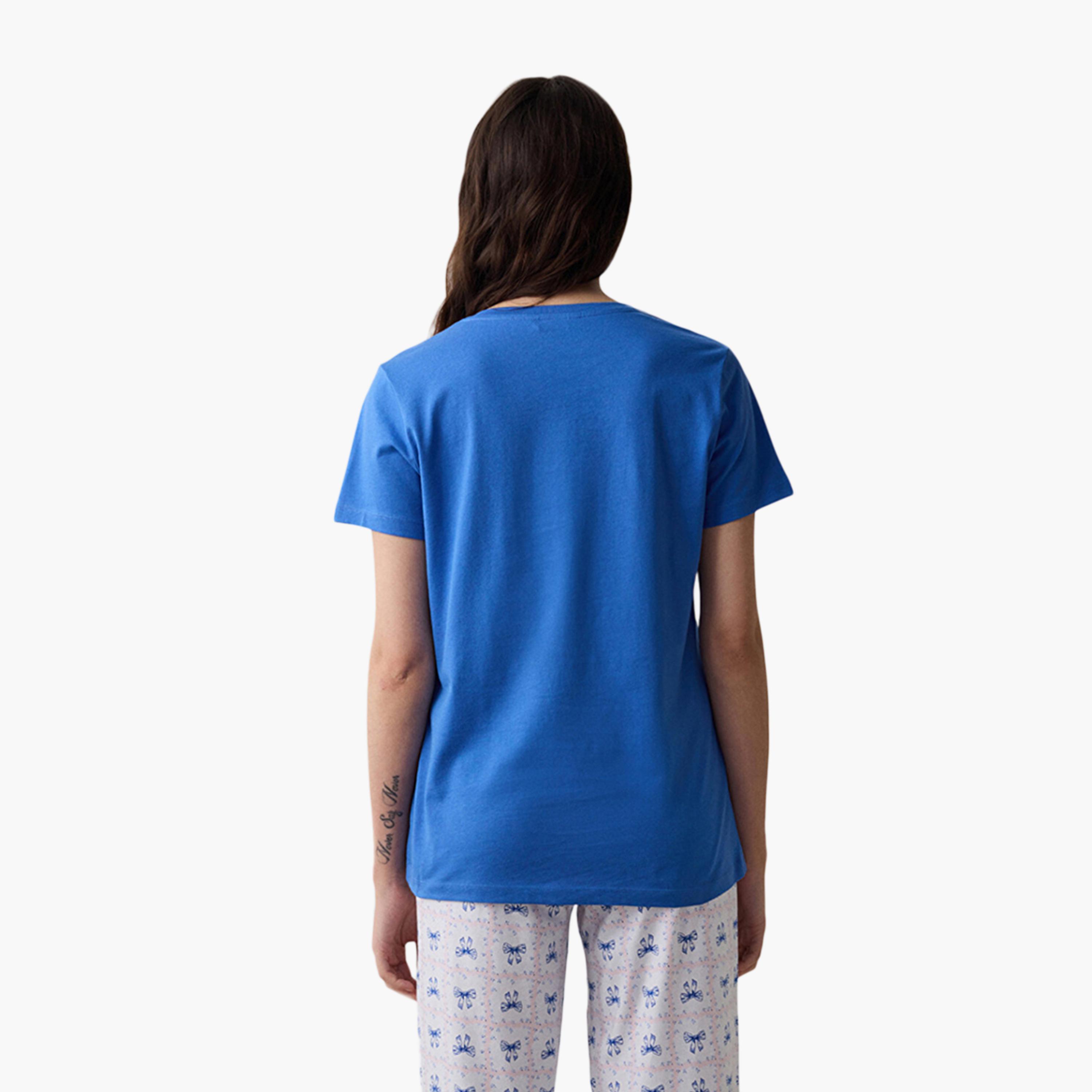 طقم تي شيرت وبيجامة نسائي بطبعة جرافيكية من بينتي-women-clothing-nightwear-pyjamas-longsets-image-4