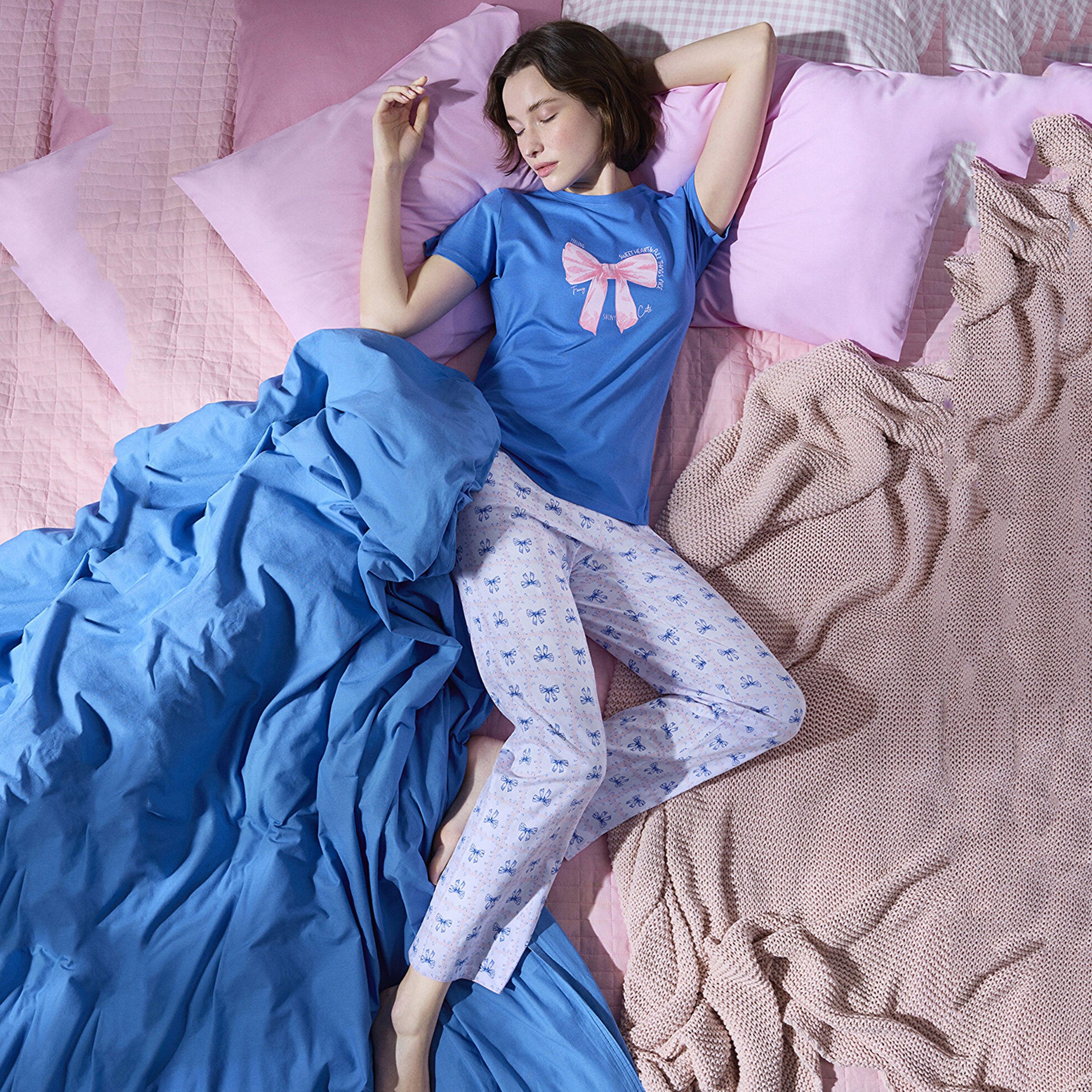طقم تي شيرت وبيجامة نسائي بطبعة جرافيكية من بينتي-women-clothing-nightwear-pyjamas-longsets-image-5