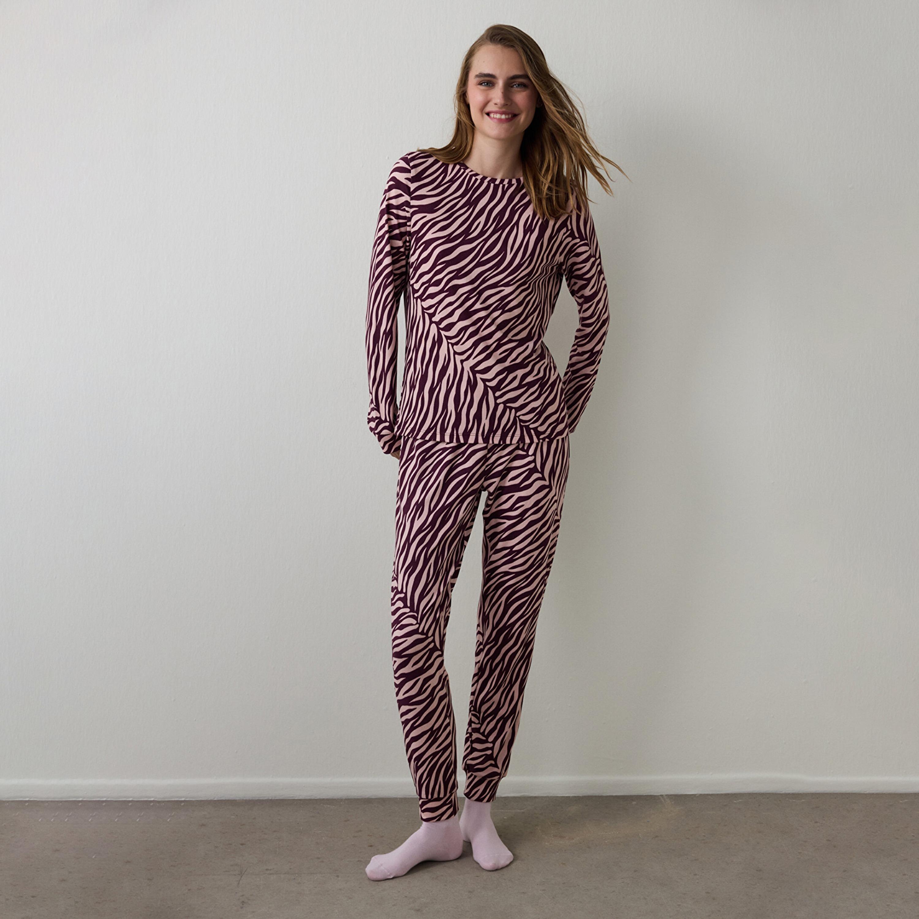 طقم بيجاما نسائي بطبعة تجريدية مكون من بلوزة وبنطلون من بنتي-women-clothing-nightwear-pyjamas-longsets-image-1