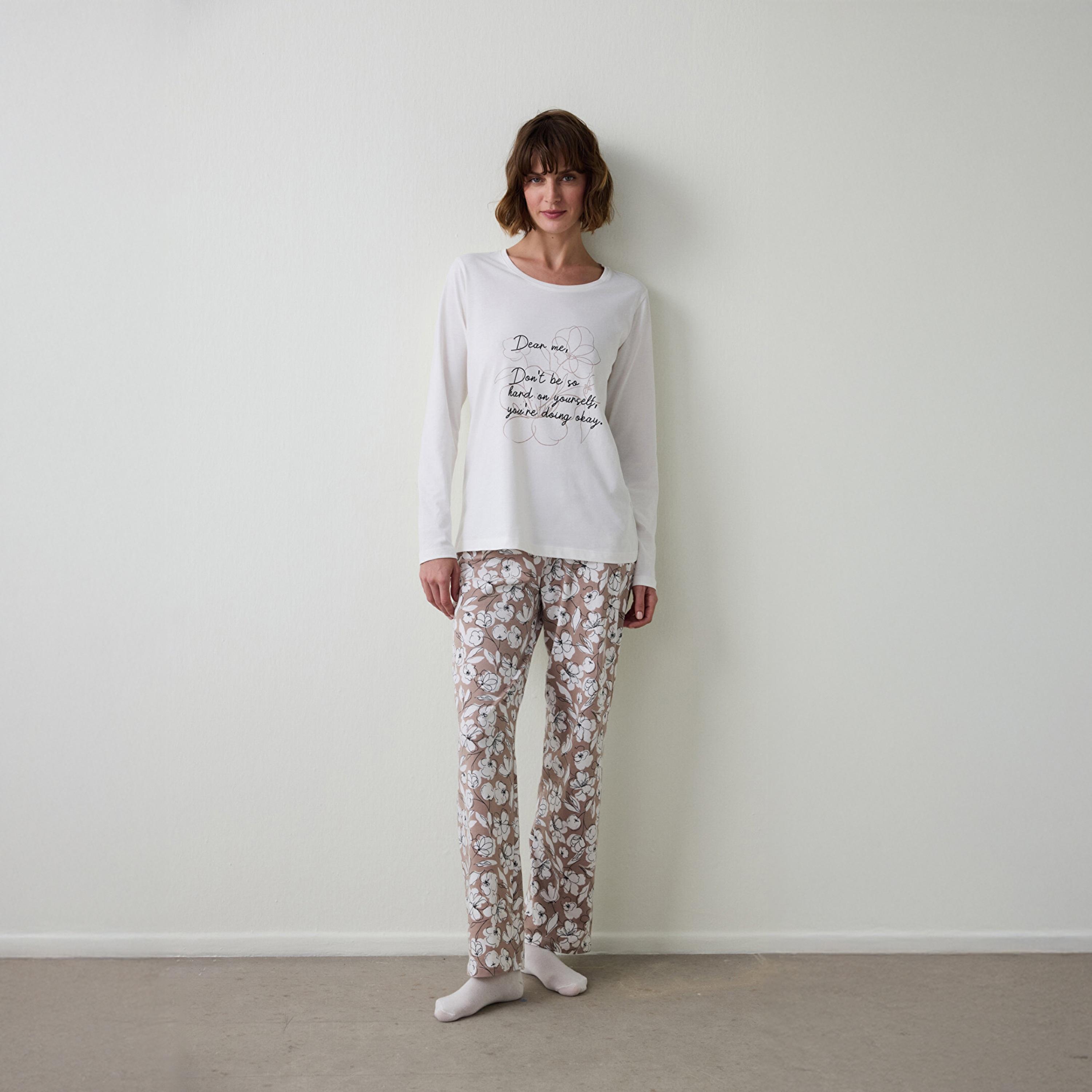 طقم بيجاما نسائي قطني بطبعة نصوص وزهور مكون من تيشيرت وبنطلون من بنتي-women-clothing-nightwear-pyjamas-longsets-image-1