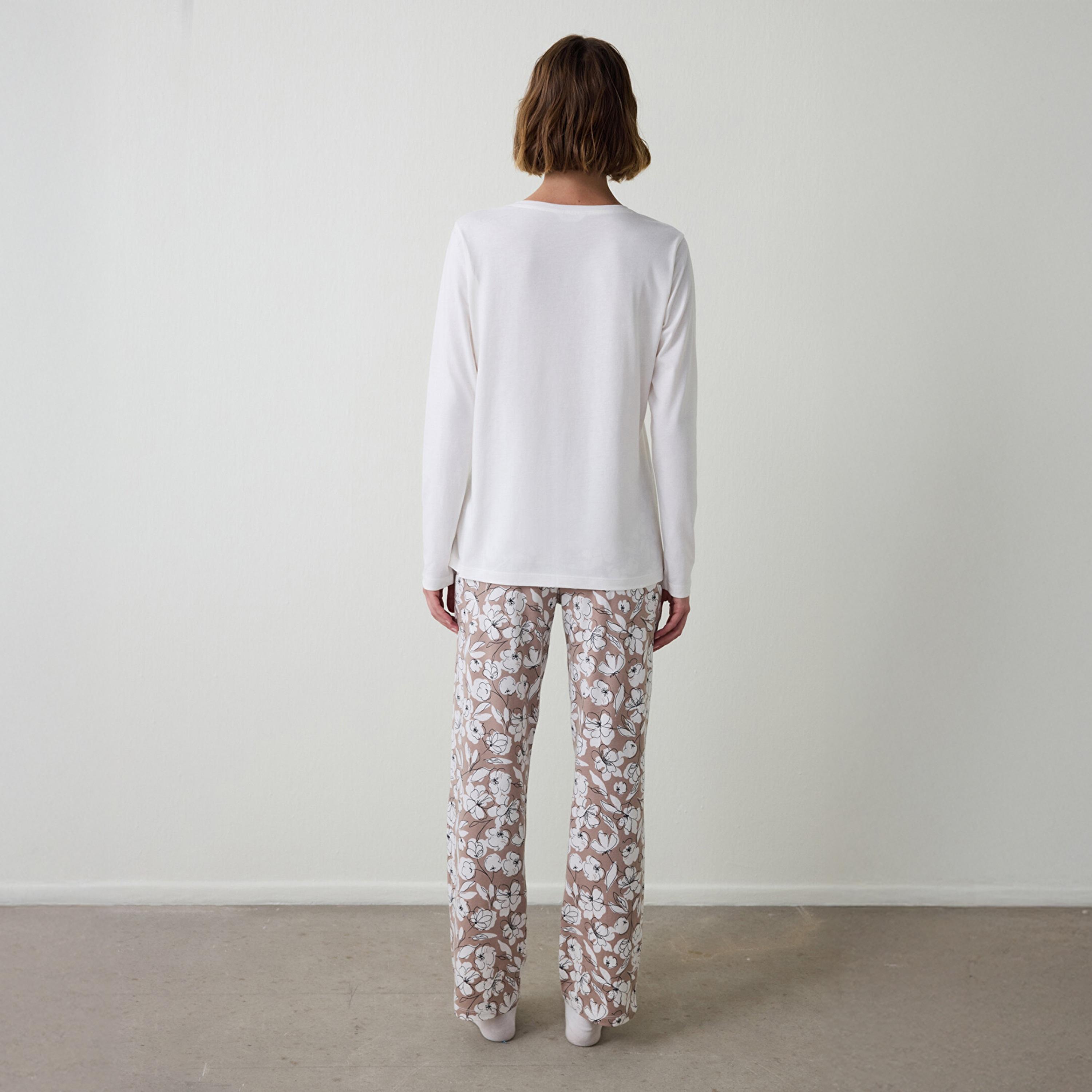 طقم بيجاما نسائي قطني بطبعة نصوص وزهور مكون من تيشيرت وبنطلون من بنتي-women-clothing-nightwear-pyjamas-longsets-image-2