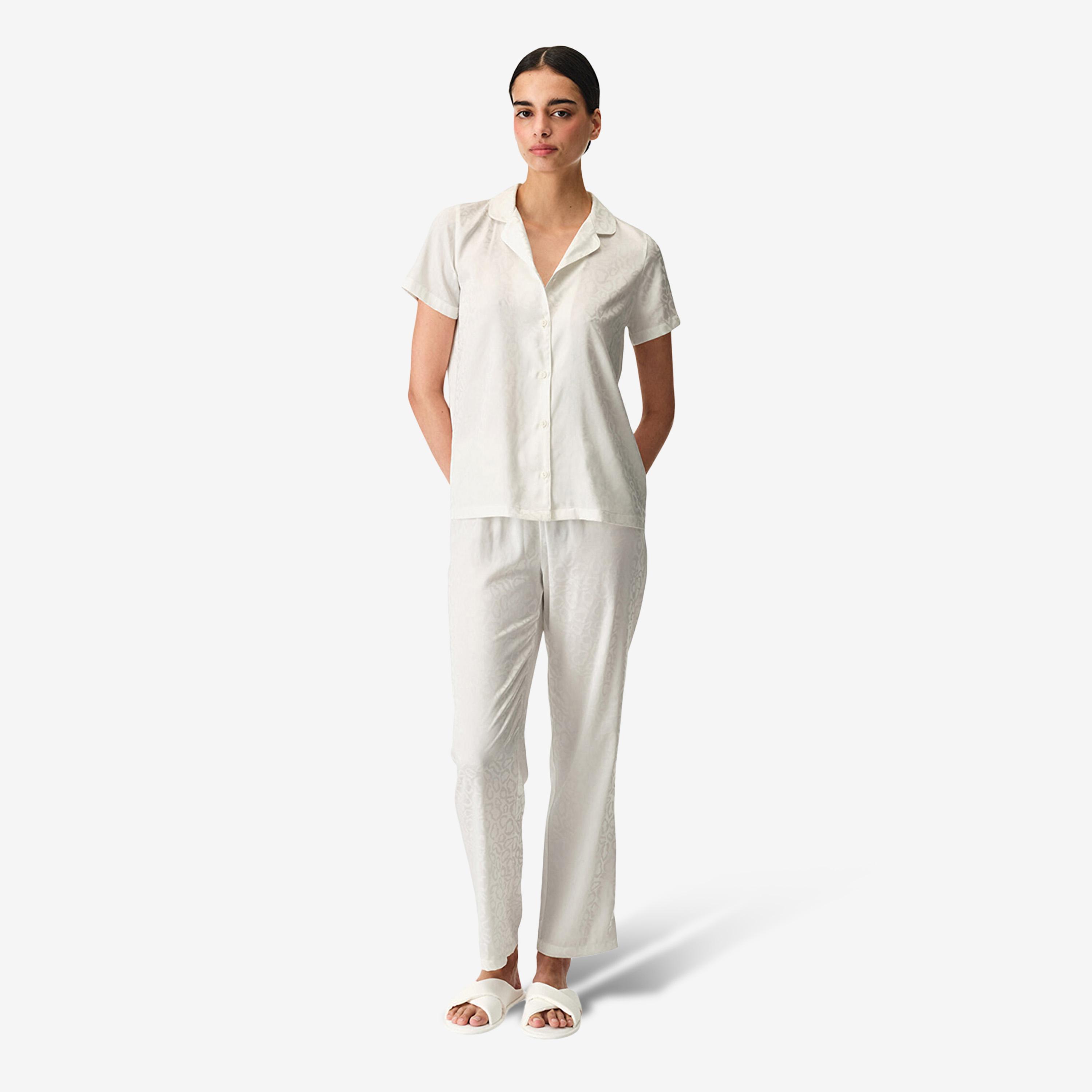 طقم بيجامة حريمي قميص بياقة مطوية وطبعة تجريدية وبنطال من بينتي-women-clothing-nightwear-pyjamas-longsets-image-1