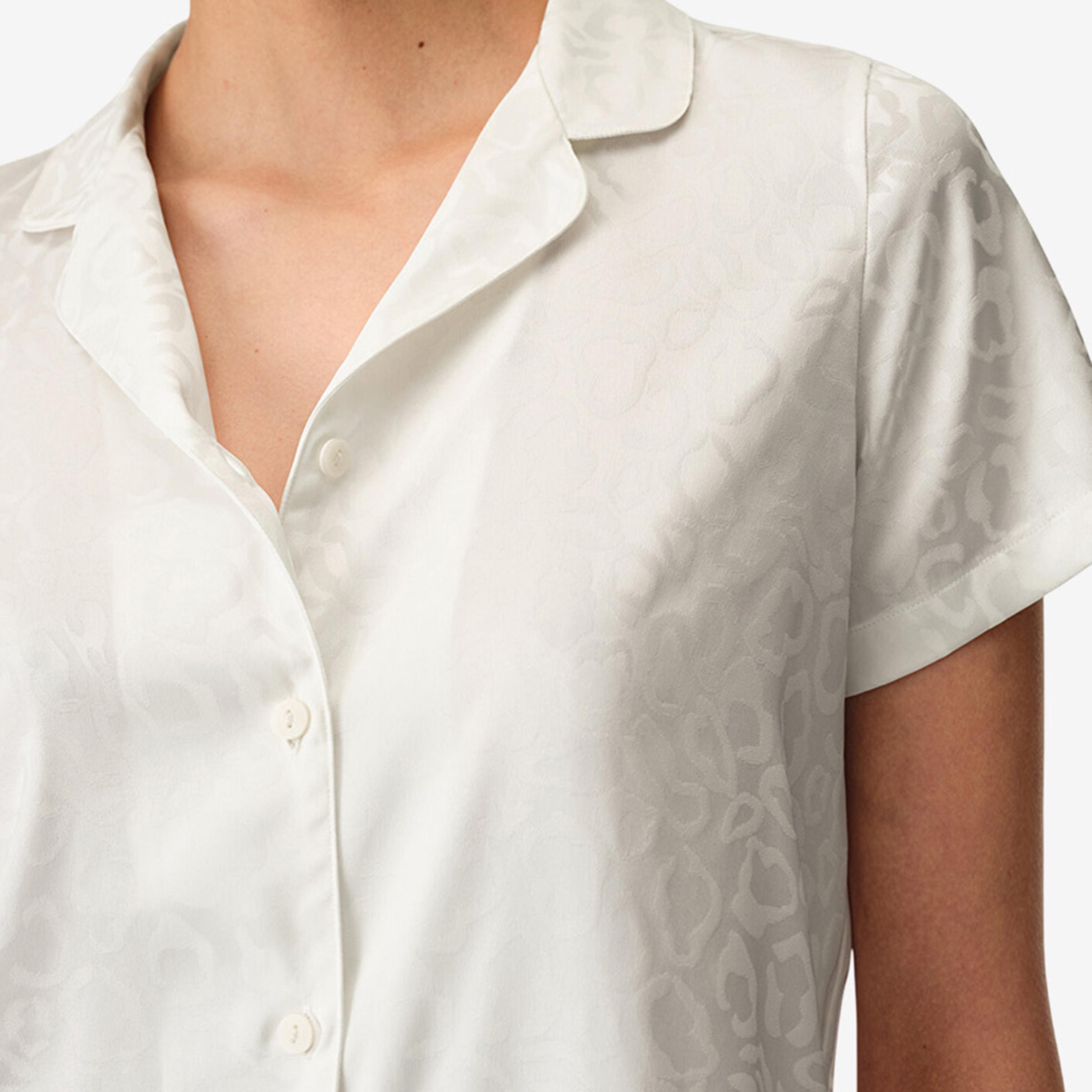 طقم بيجامة حريمي قميص بياقة مطوية وطبعة تجريدية وبنطال من بينتي-women-clothing-nightwear-pyjamas-longsets-image-3